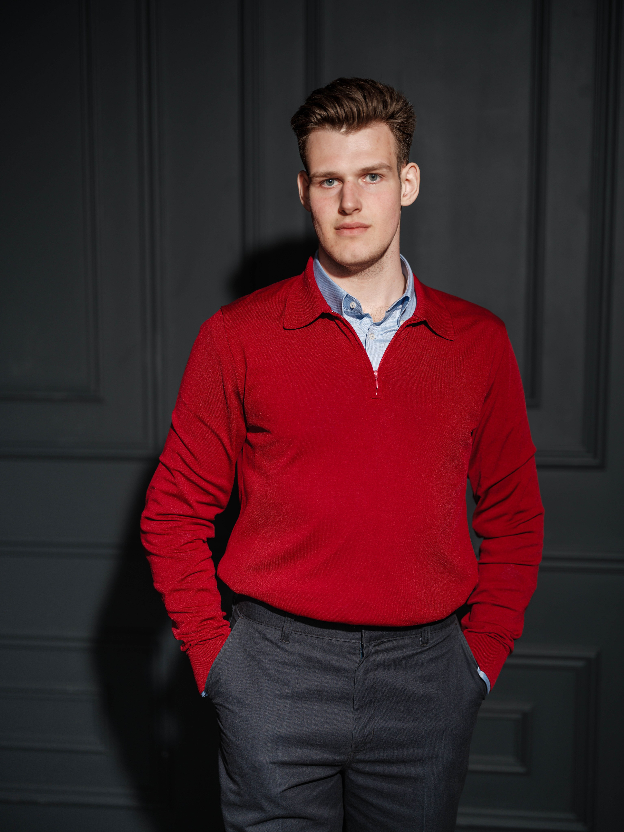 Профессиональный деловой портрет в сдержанном стиле. Фото для бизнеса, личного бренда и медиа с вниманием к деталям и характеру.