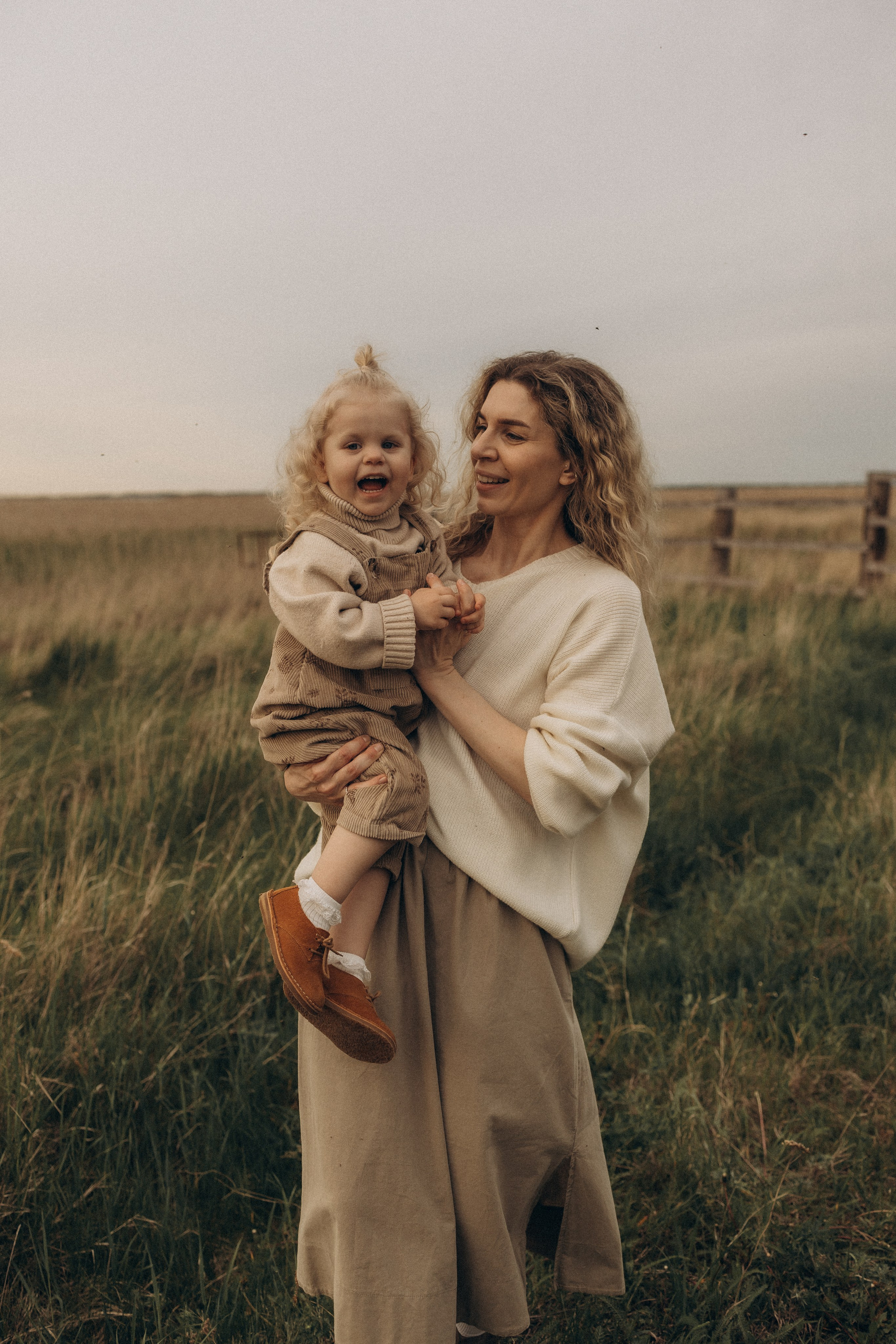 Семейная в поле. Эльвира Галимьянова — семейный фотограф Екатеринбурга