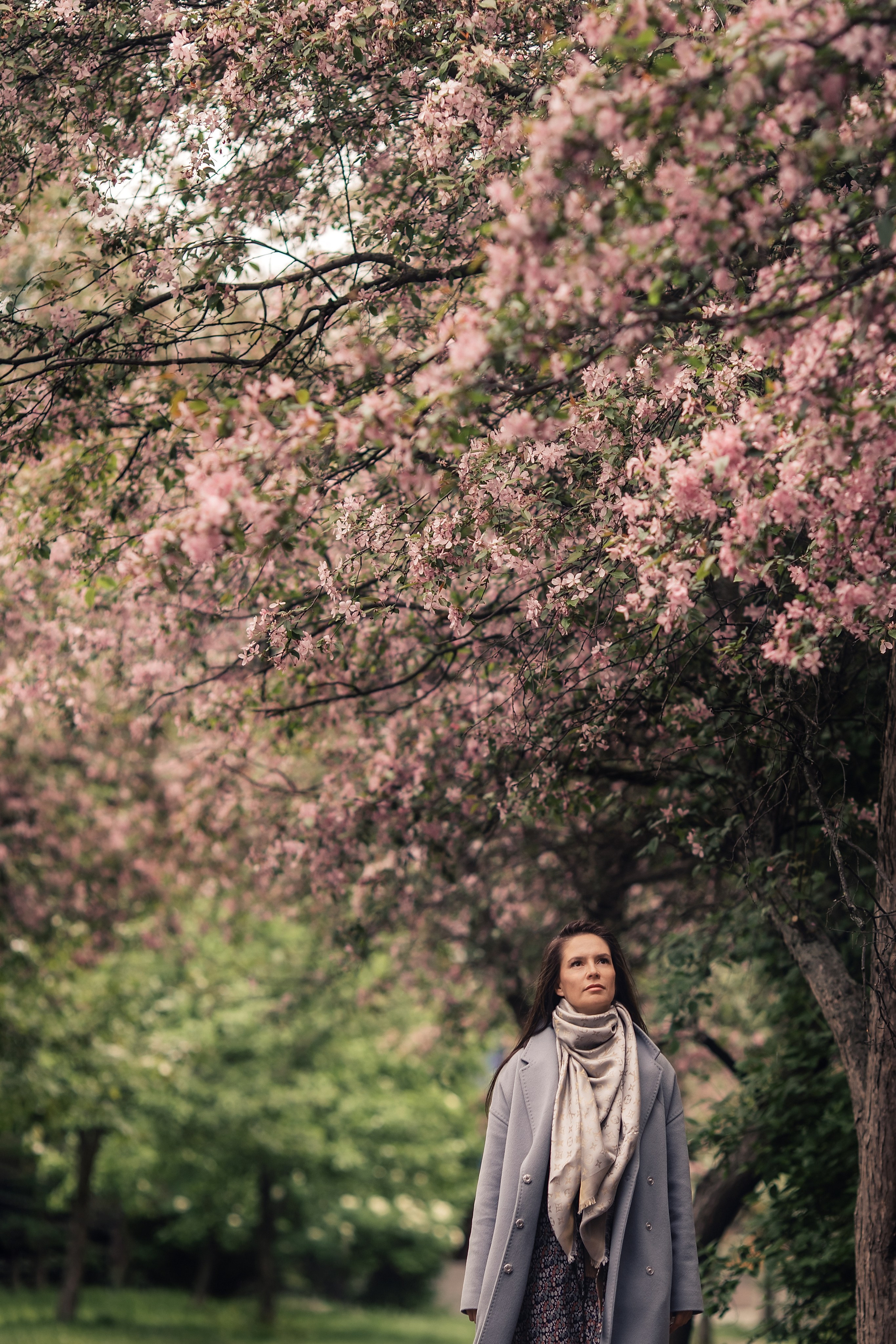 Дождливый яблоневый сад с Лизой. Фотограф в Москве Наталья Спиридонова