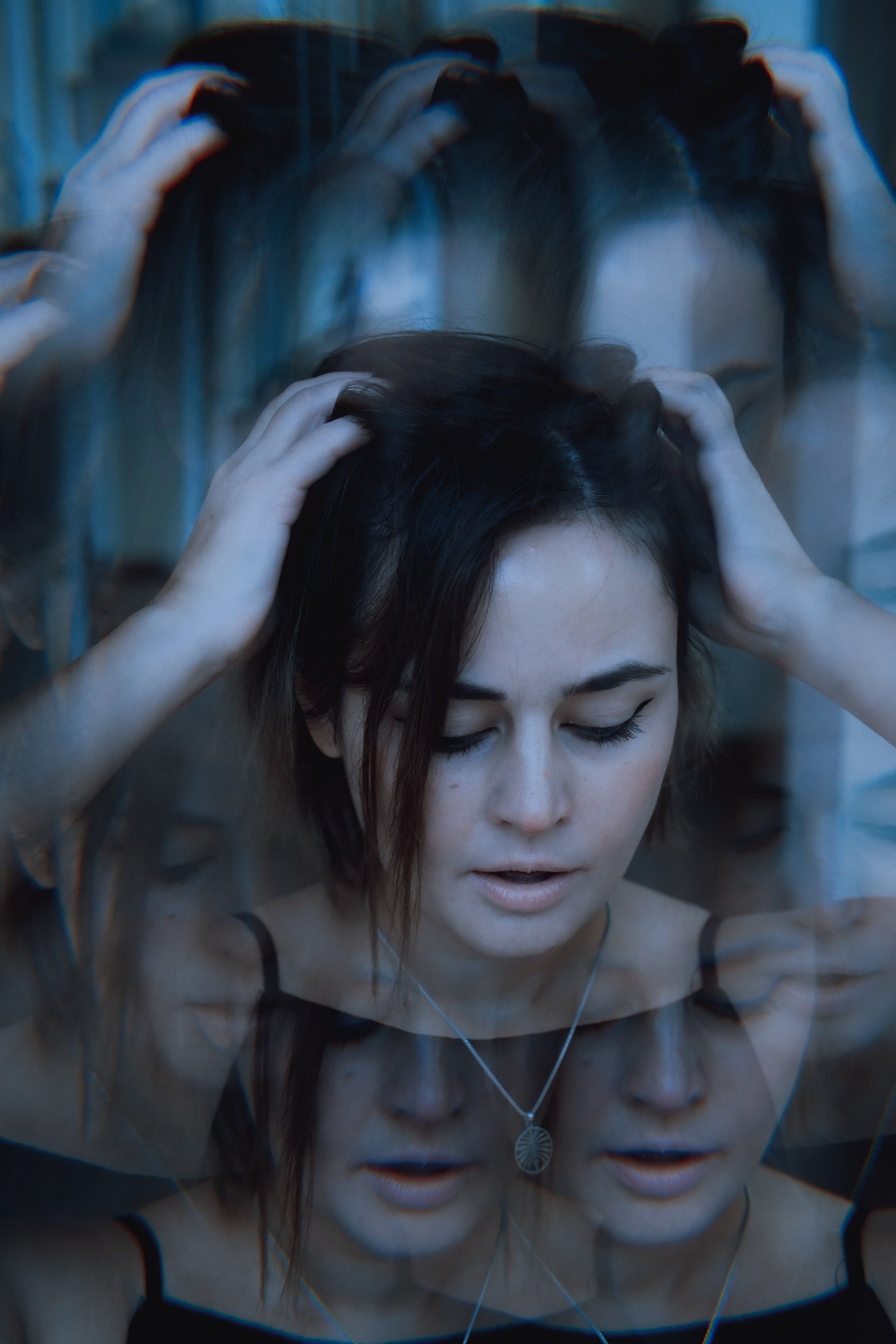 Творческий кадр на искажающую призму фотопортрет