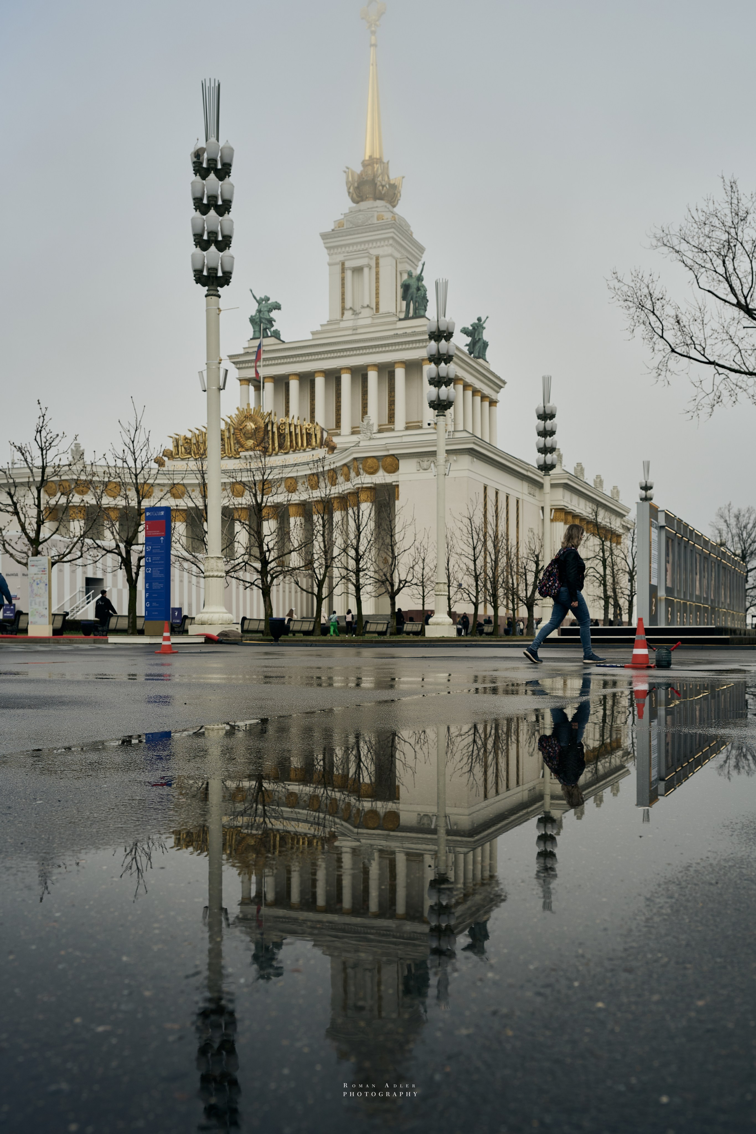 Туманное утро на ВДНХ. Фотограф Роман Адлер