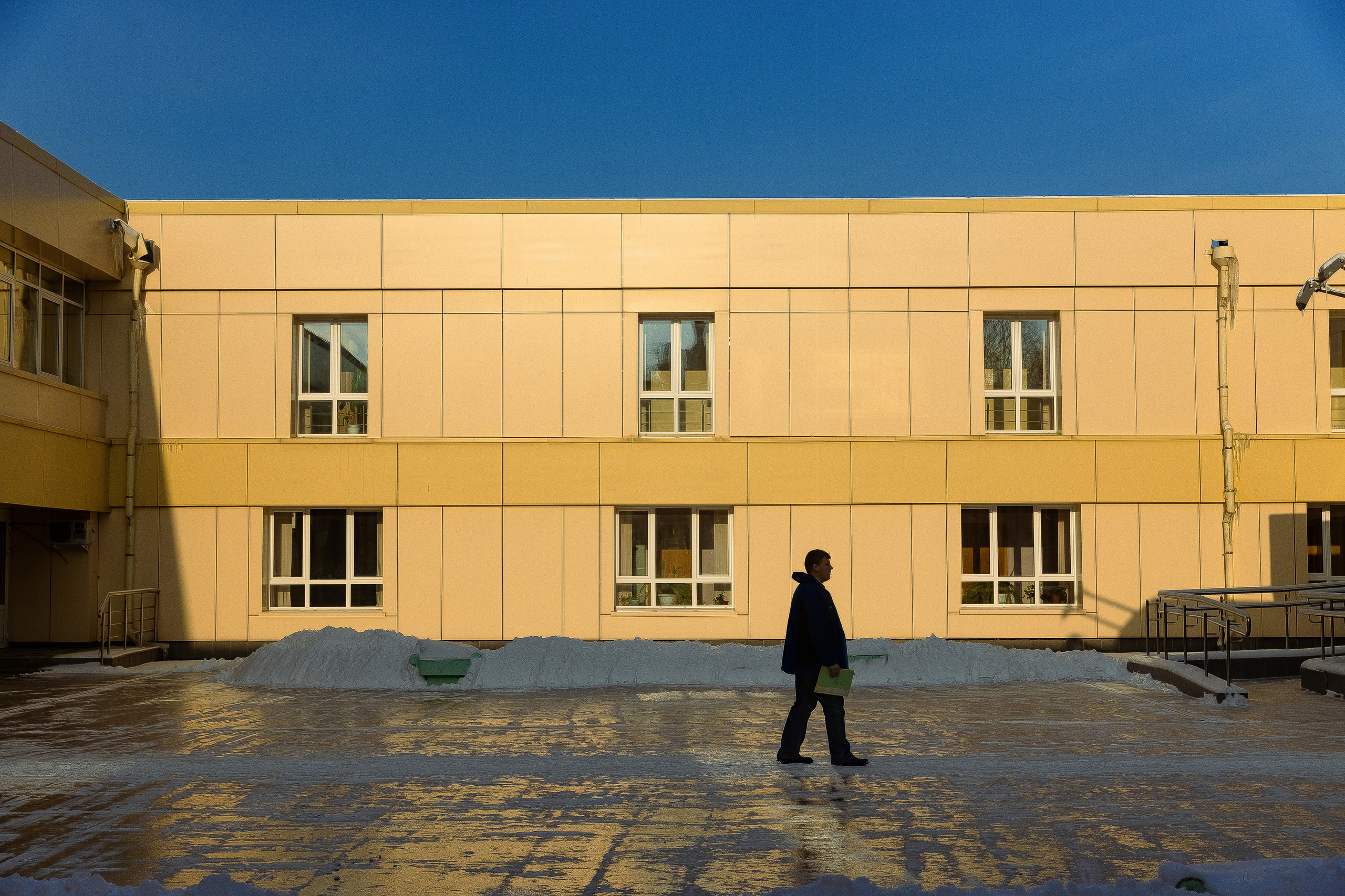 Деревенский пианист. Фотограф Виталий Верескун. Козельск-Калуга