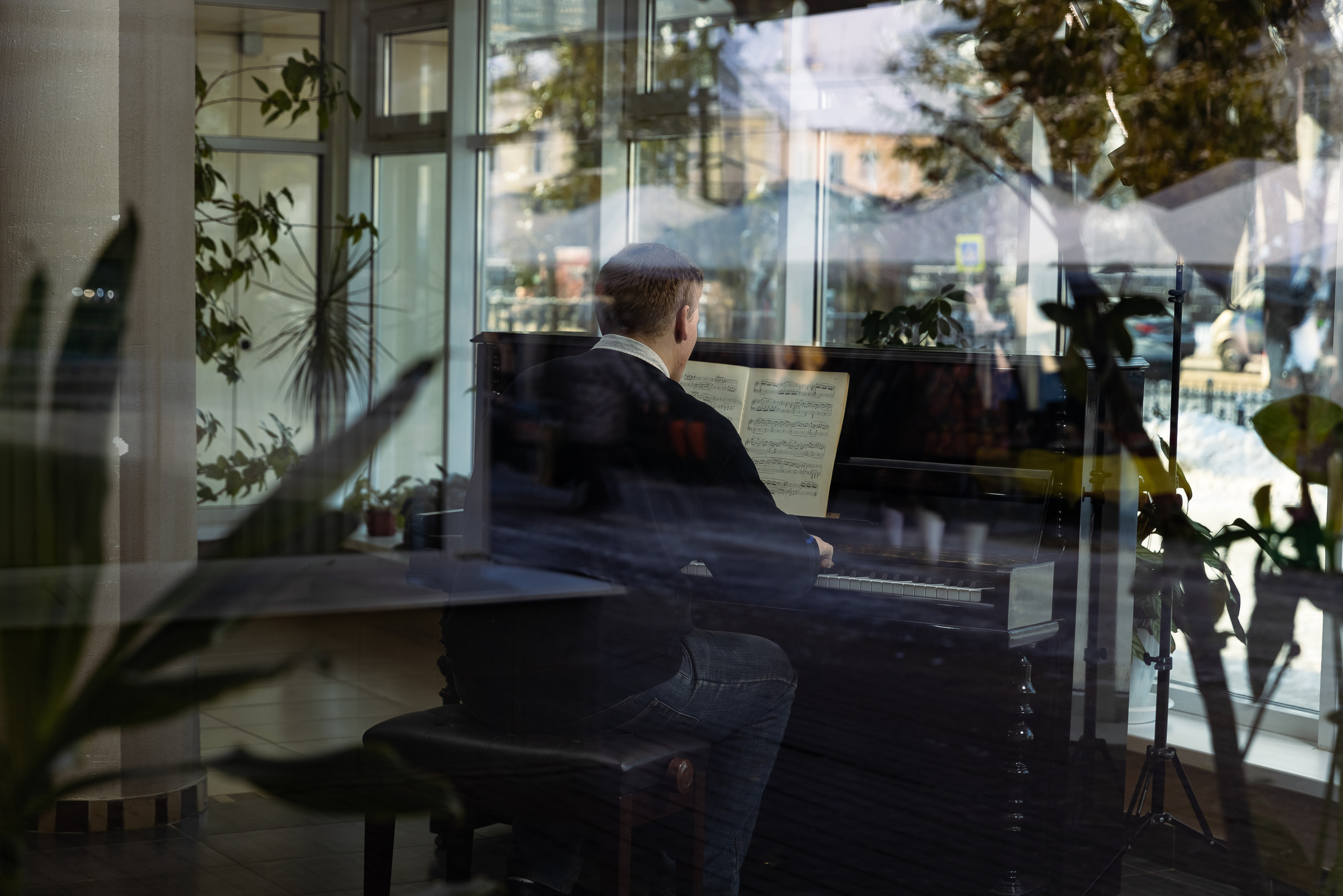 Деревенский пианист. Фотограф Виталий Верескун. Козельск-Калуга