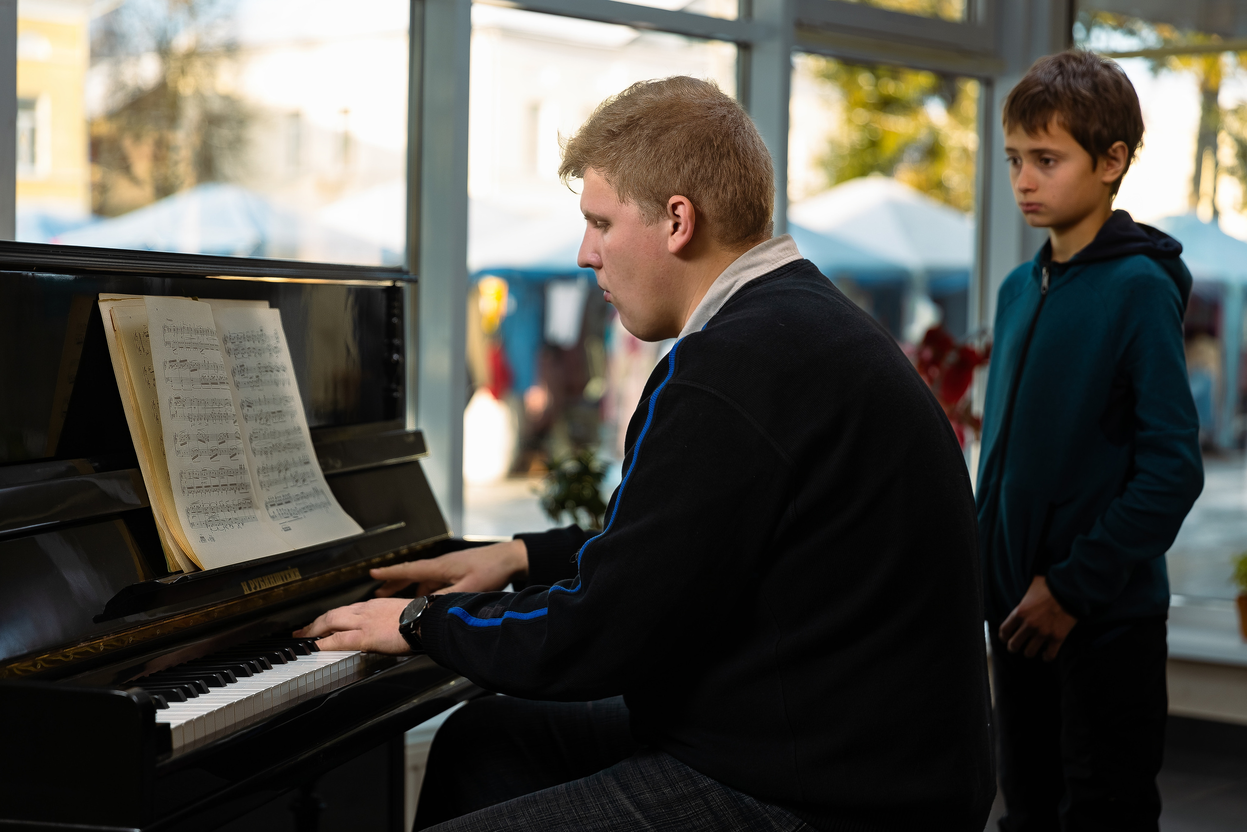 Деревенский пианист. Фотограф Виталий Верескун. Козельск-Калуга