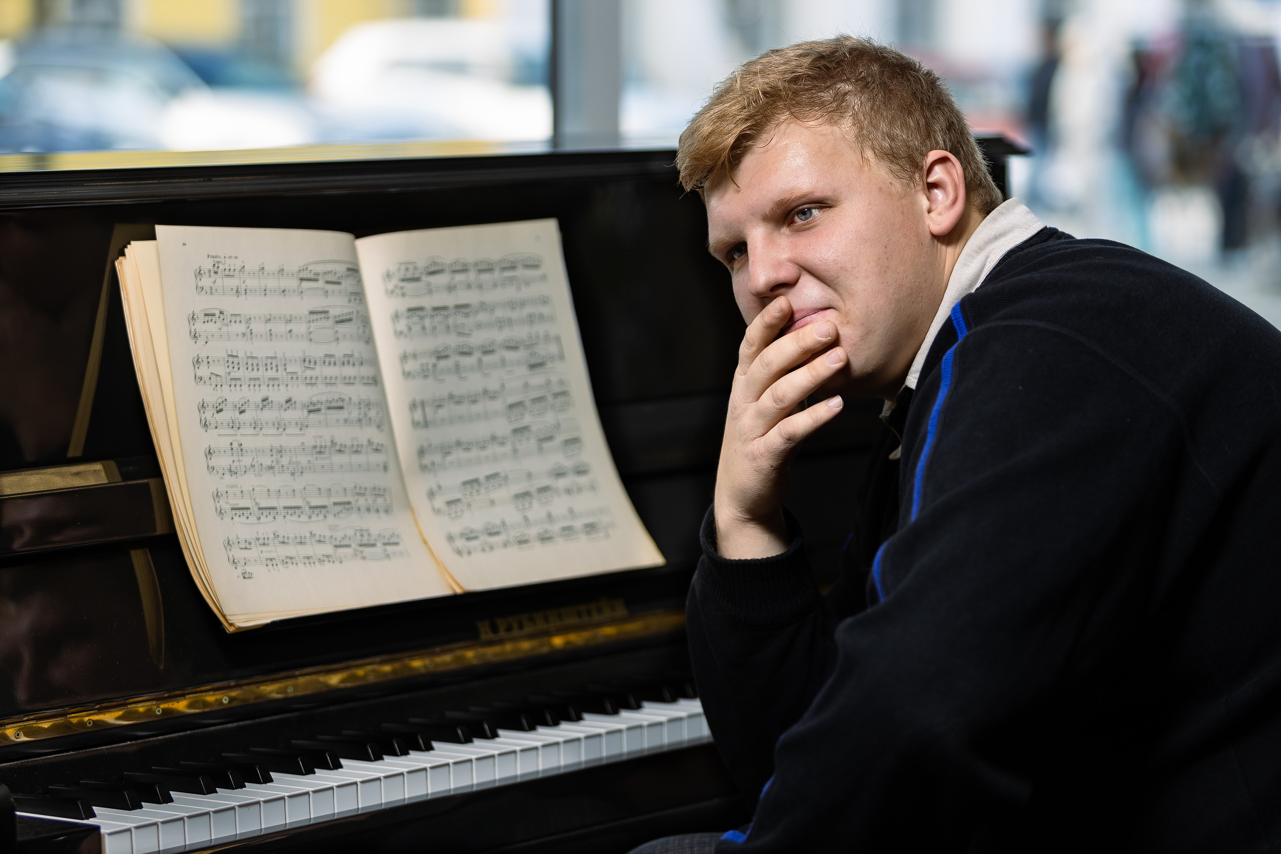 Деревенский пианист. Фотограф Виталий Верескун. Козельск-Калуга