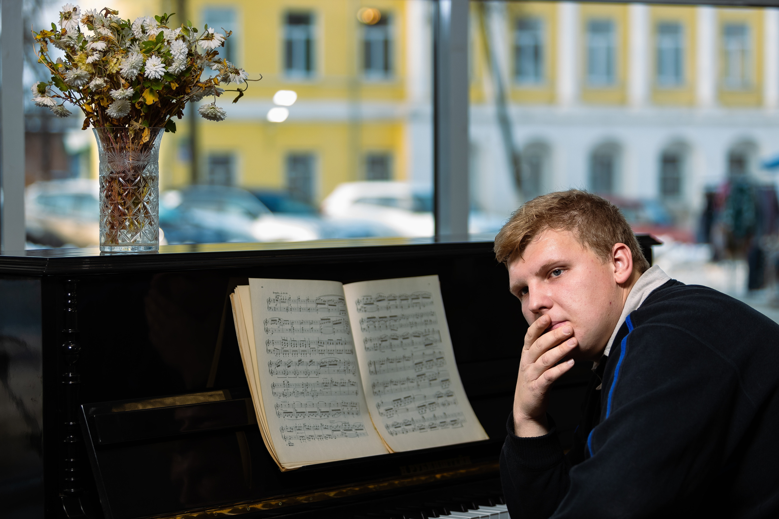 Деревенский пианист. Фотограф Виталий Верескун. Козельск-Калуга