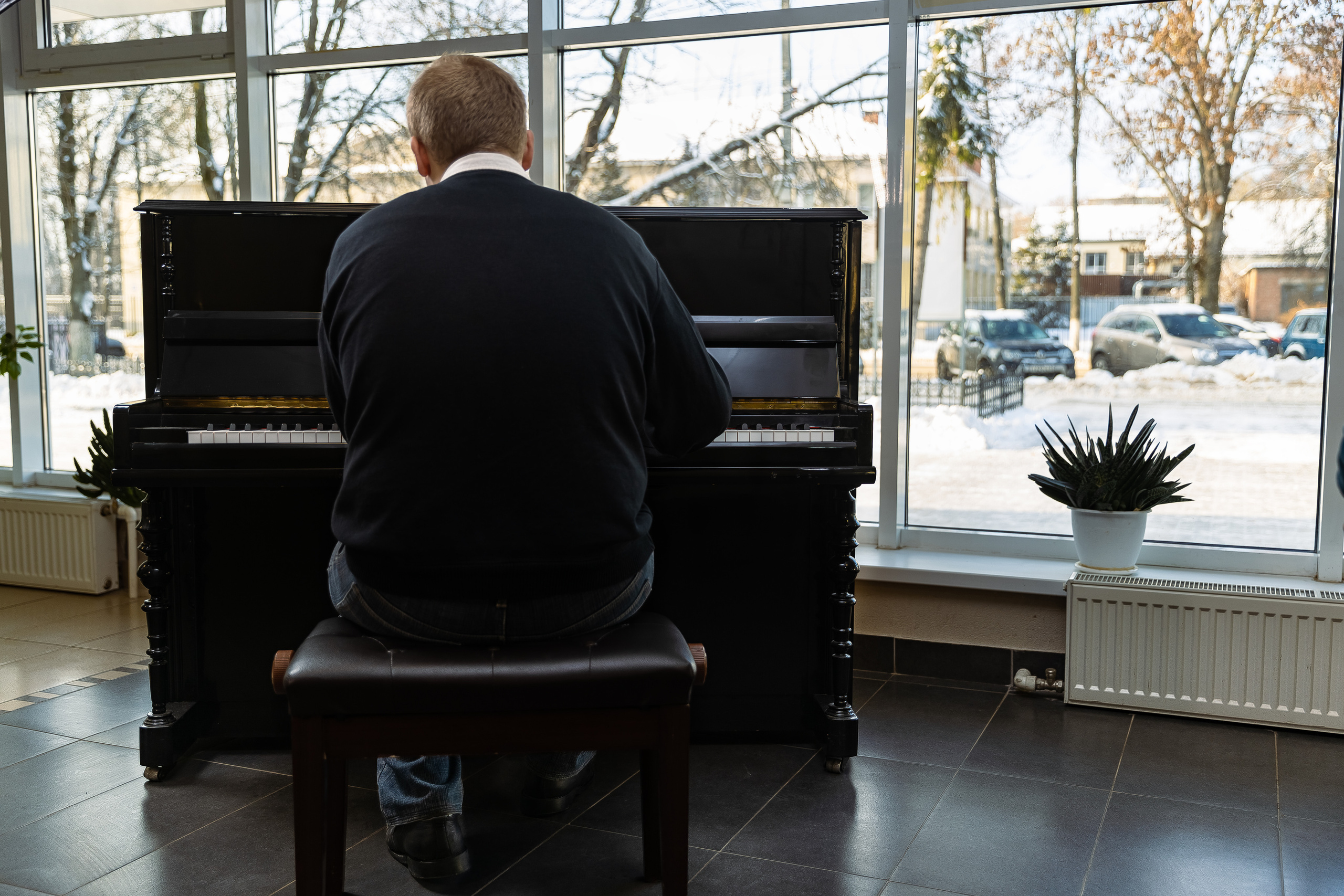 Деревенский пианист. Фотограф Виталий Верескун. Козельск-Калуга
