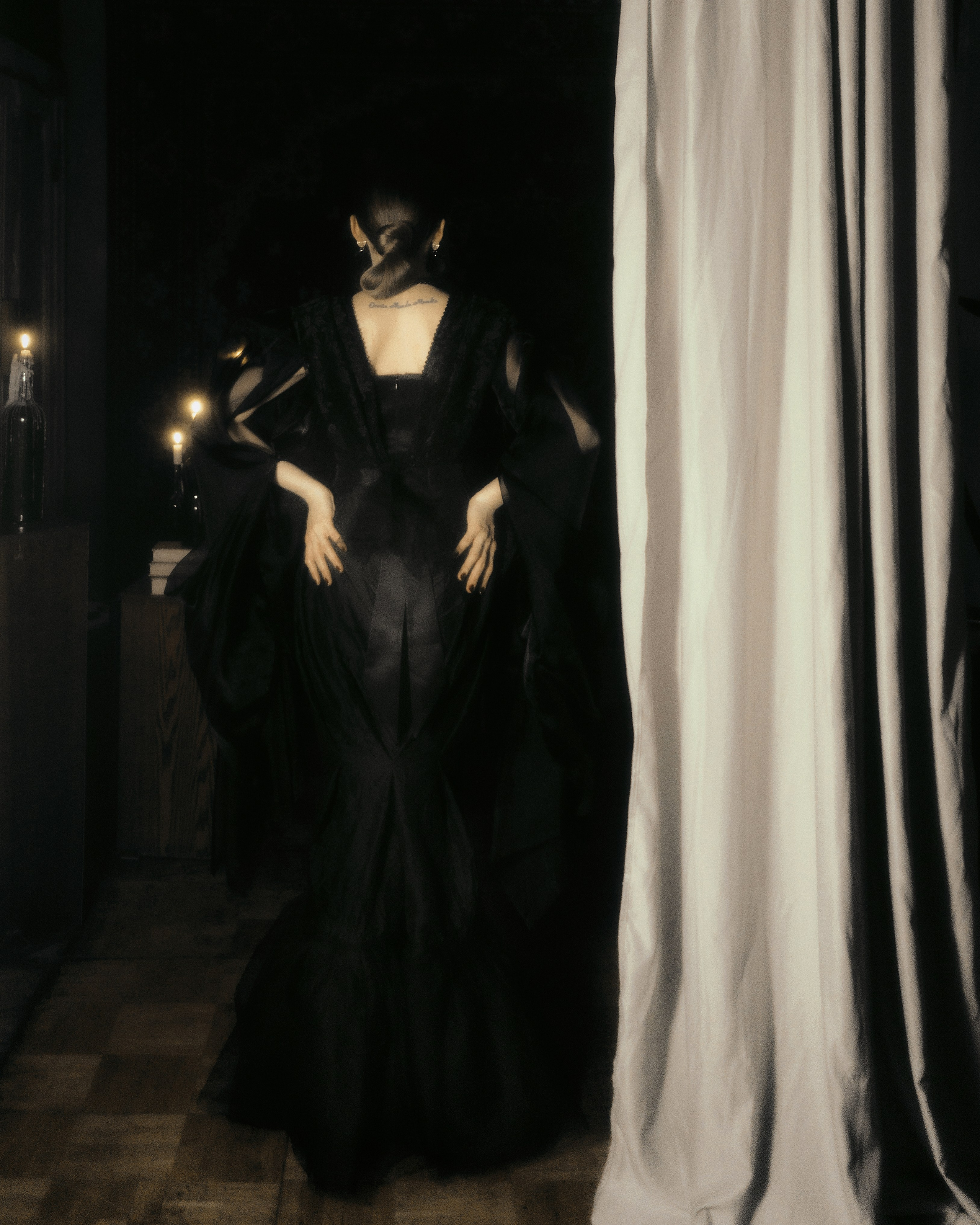 студийная фотосессия, полный рост у белой ткани, тёмная эстетика нуар, женский портрет, фотограф СПб