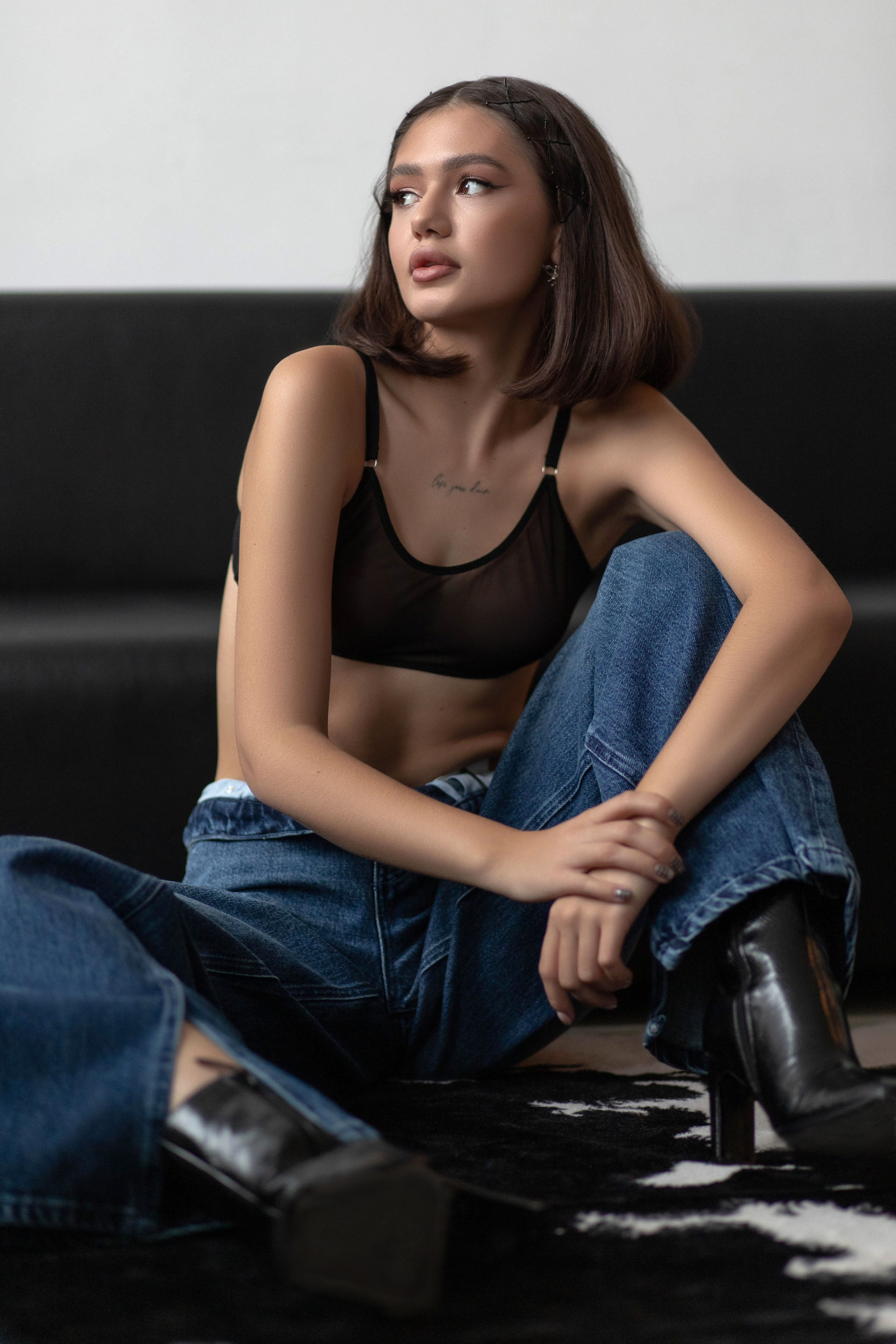 Съемка в студии. Девушка в белье и джинсах