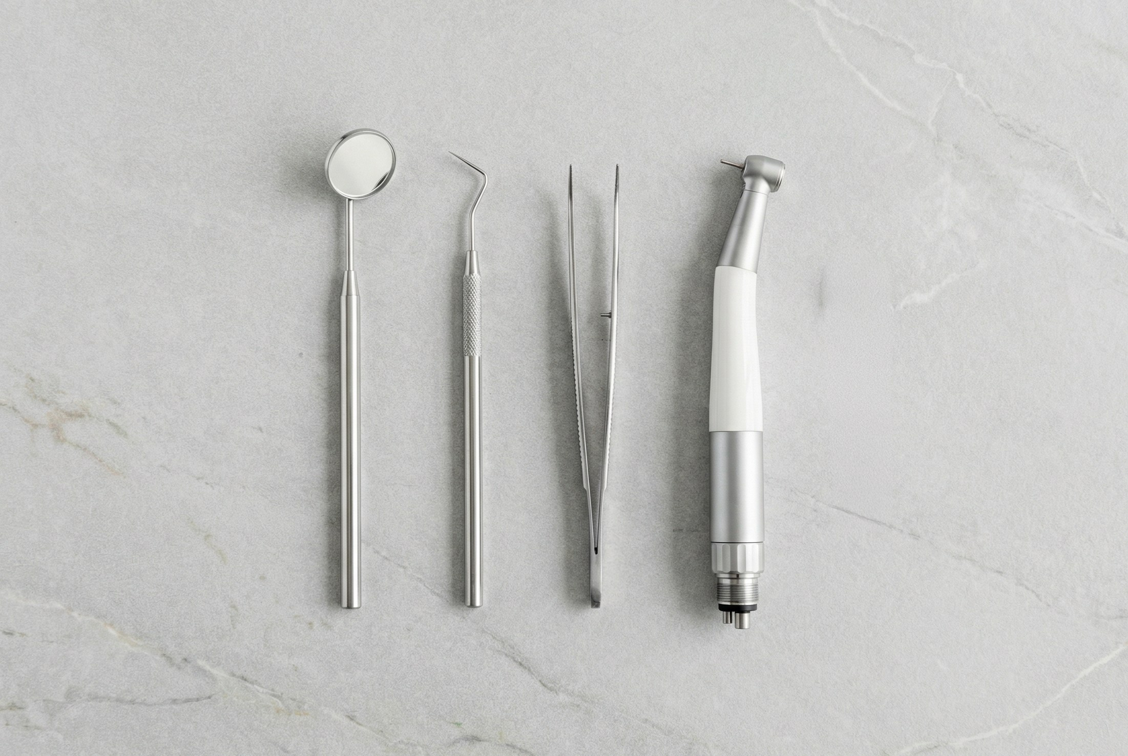 Стерильные инструменты и оборудование на рабочем столе стоматолога. Фото интерьера кабинета.