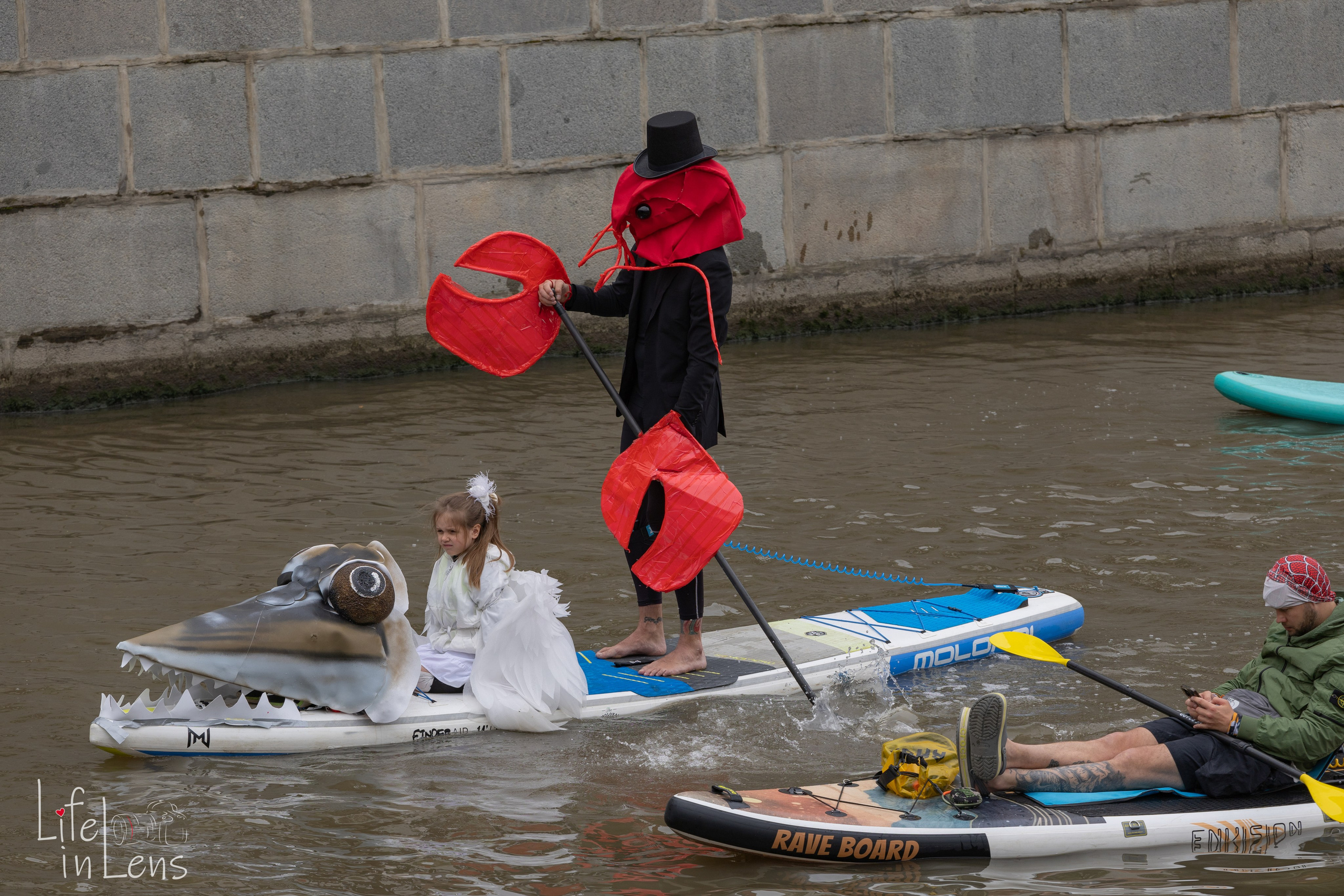 SUP-карнавал. Фотограф, получающий удовольствие от своей работы