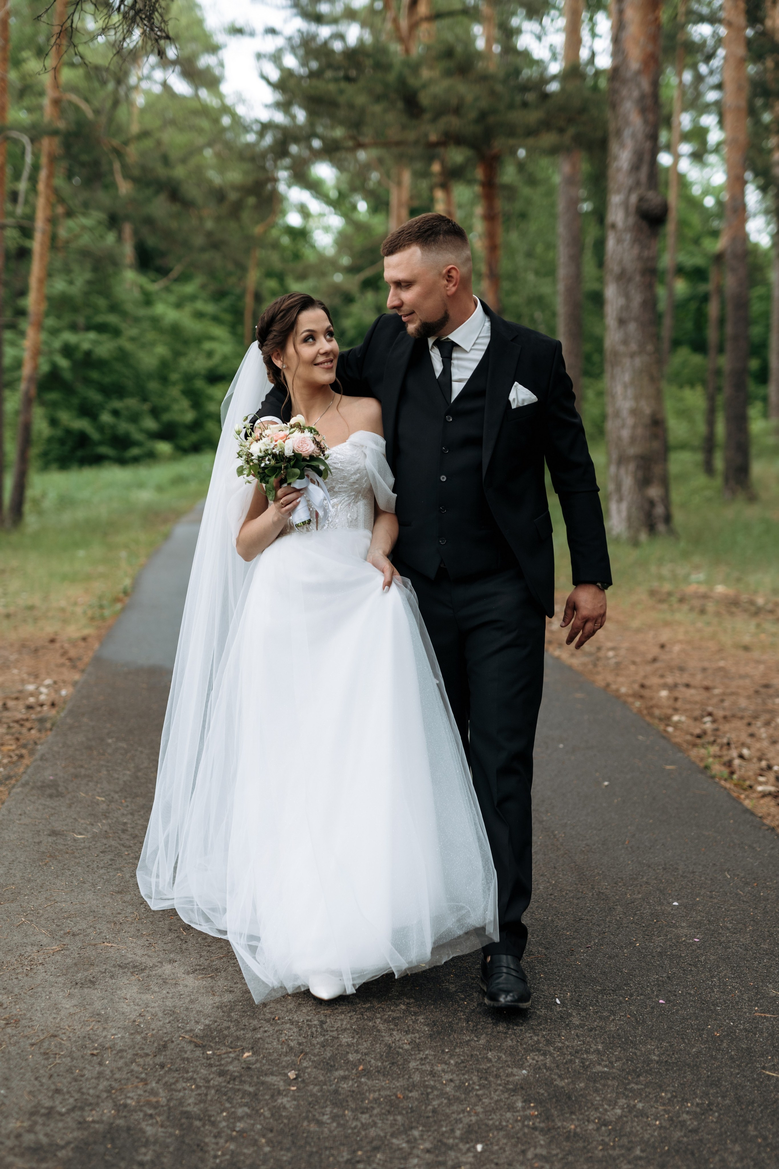 Свадебный день Яны и Максима, прогулка в лесу, Картинная галерея в Тамбове. Свадебный фотограф в Тамбове Павел Четвертков