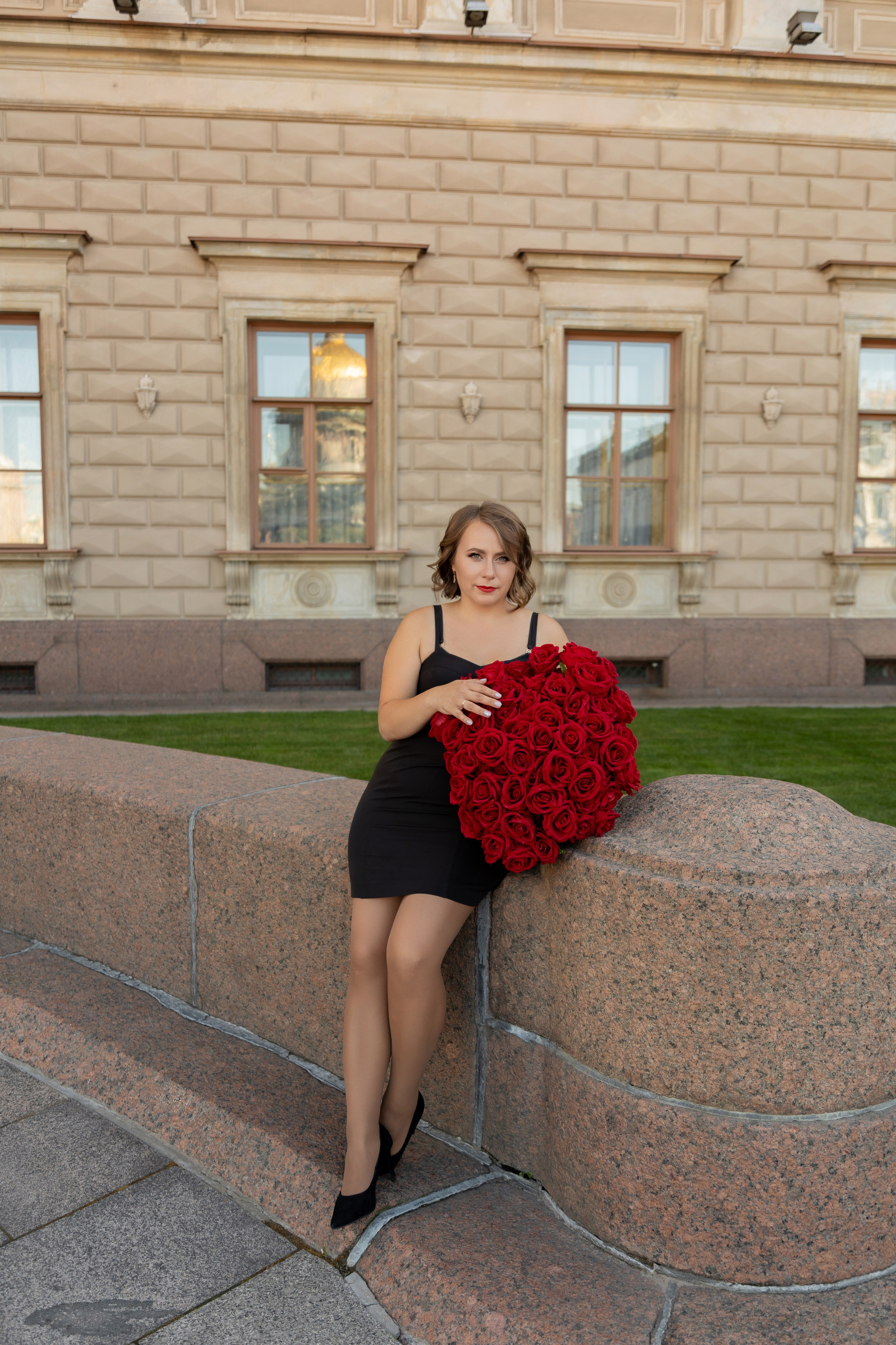 Фотопрогулка в центре с букетом красных роз. Семейный и свадебный фотограф в Санкт-Петербурге Татьяна Швыкова