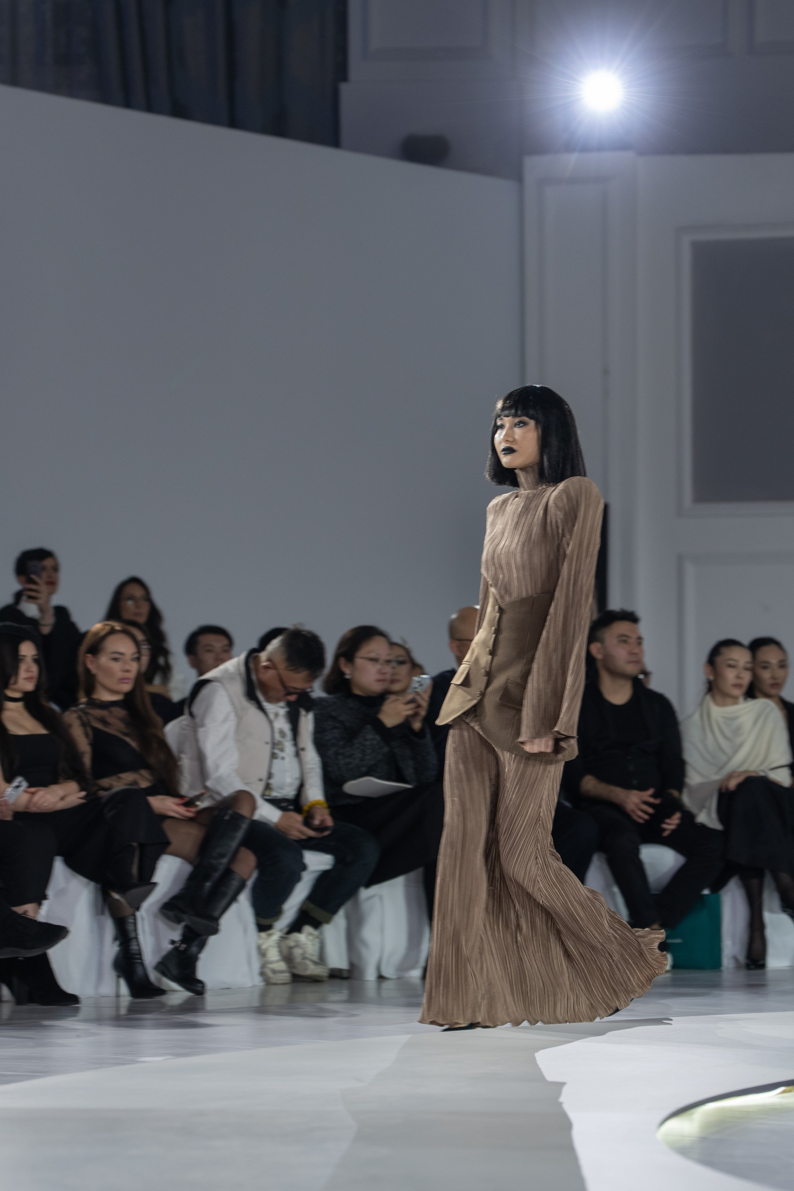 Дизайнер Umed Kuchkaliev. Сайт Алматинского НЮ АРТ, будуар и фэшн фотографа Дениса Карпенко