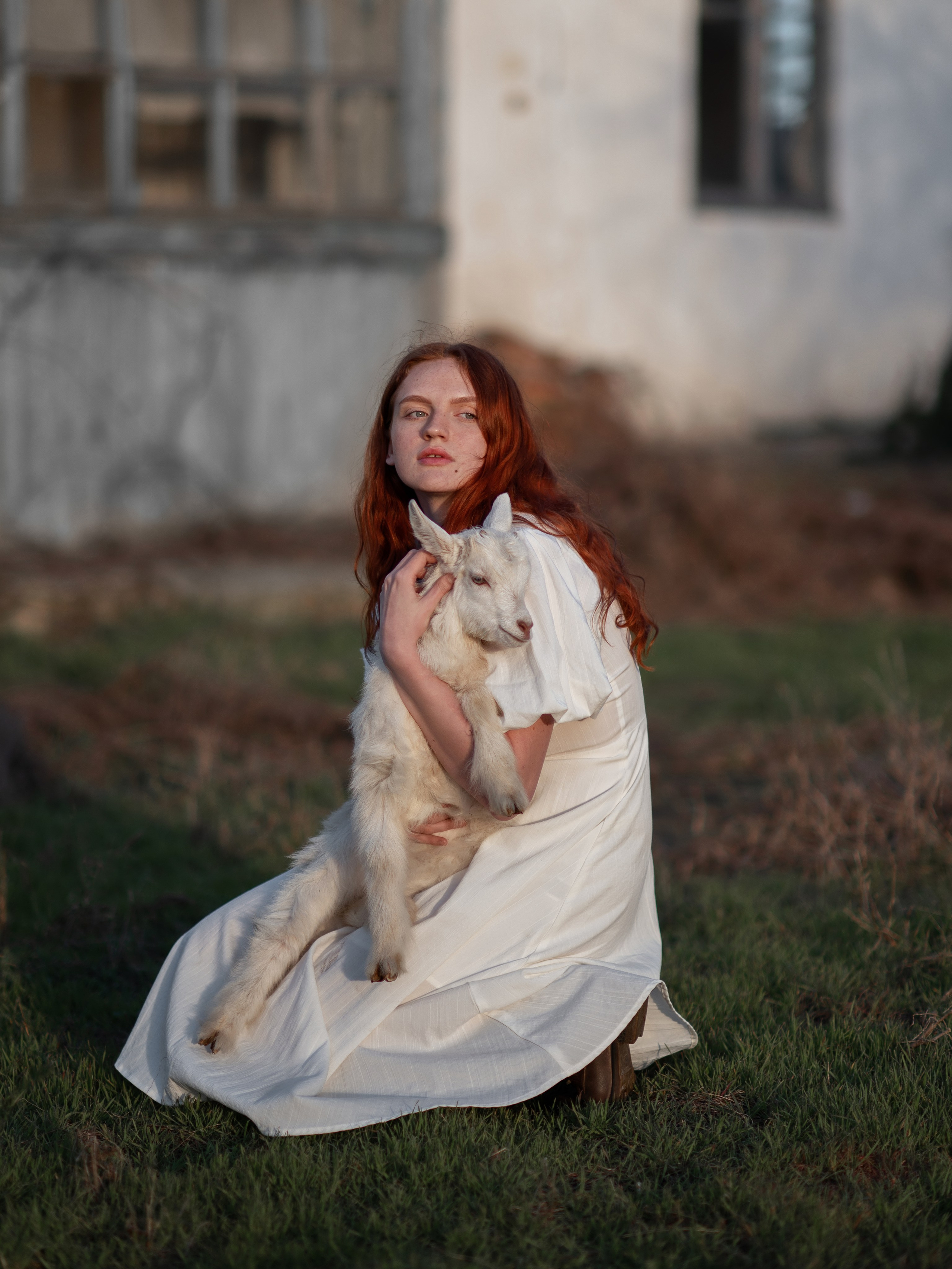 Девушка с питомцем у домика в деревне 