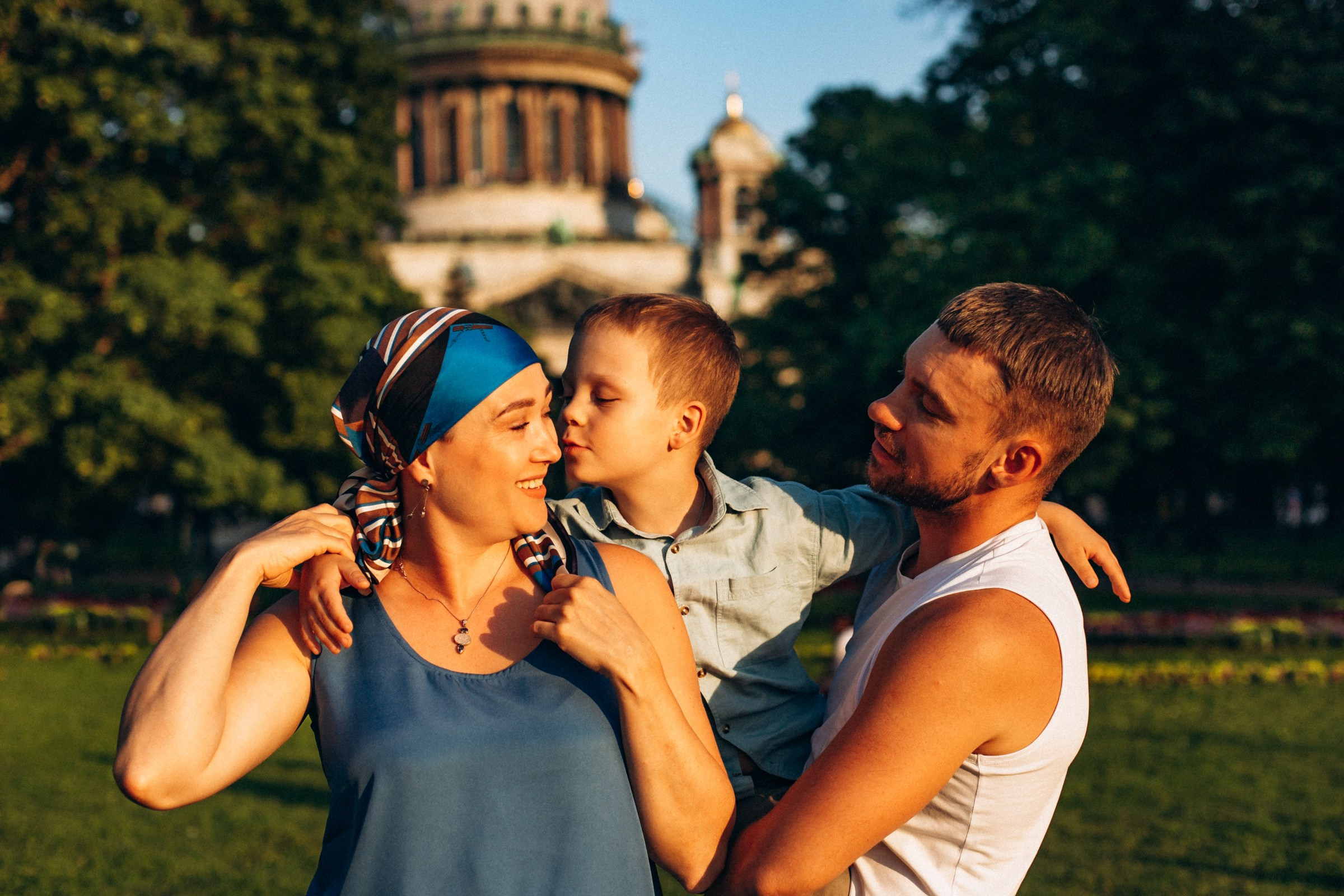 Наталья с семьей в июле. Фотопрогулка в Петербурге. Индивидуальный и семейный фотограф в Санкт-Петербурге