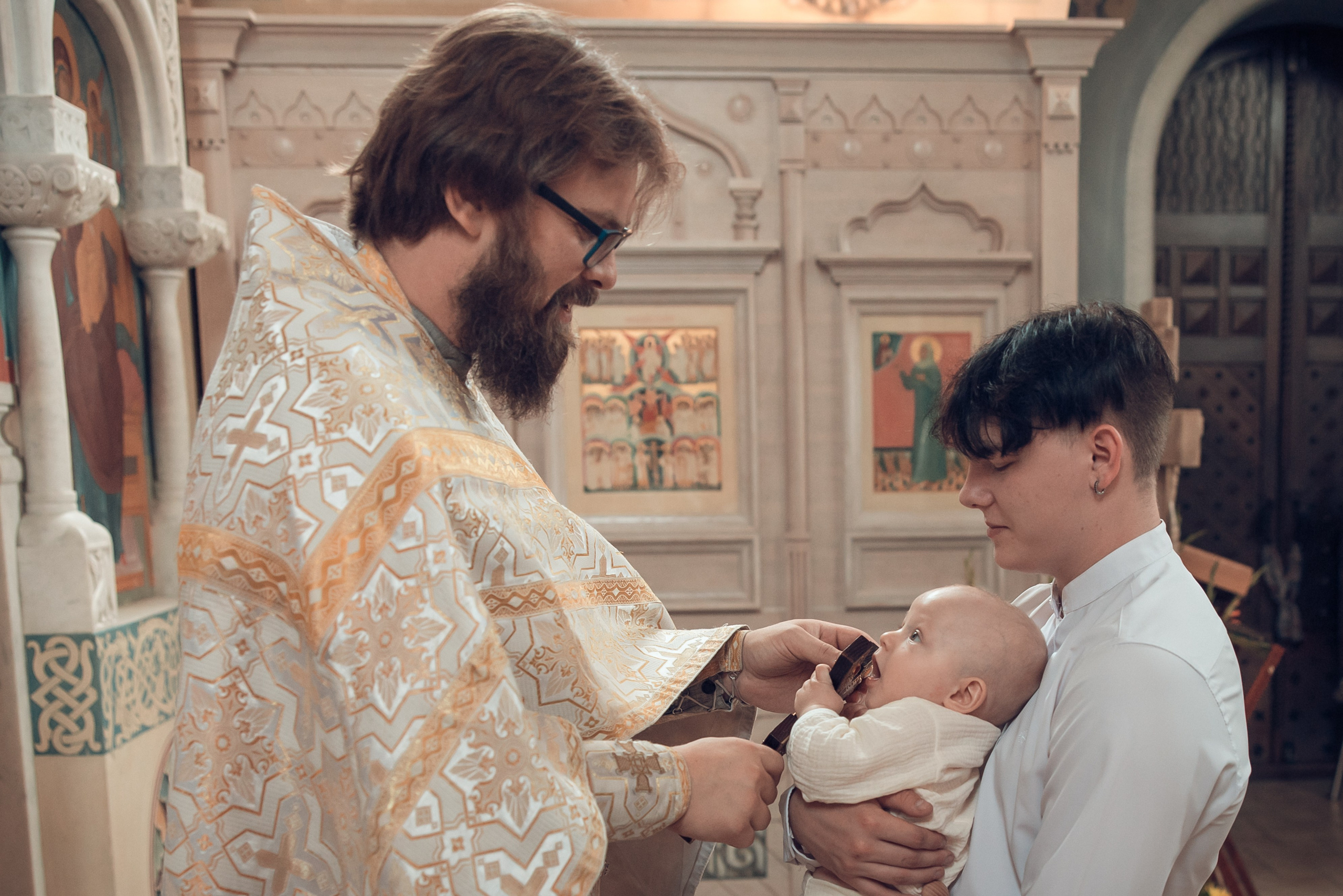 павел коньков крестит ребенка