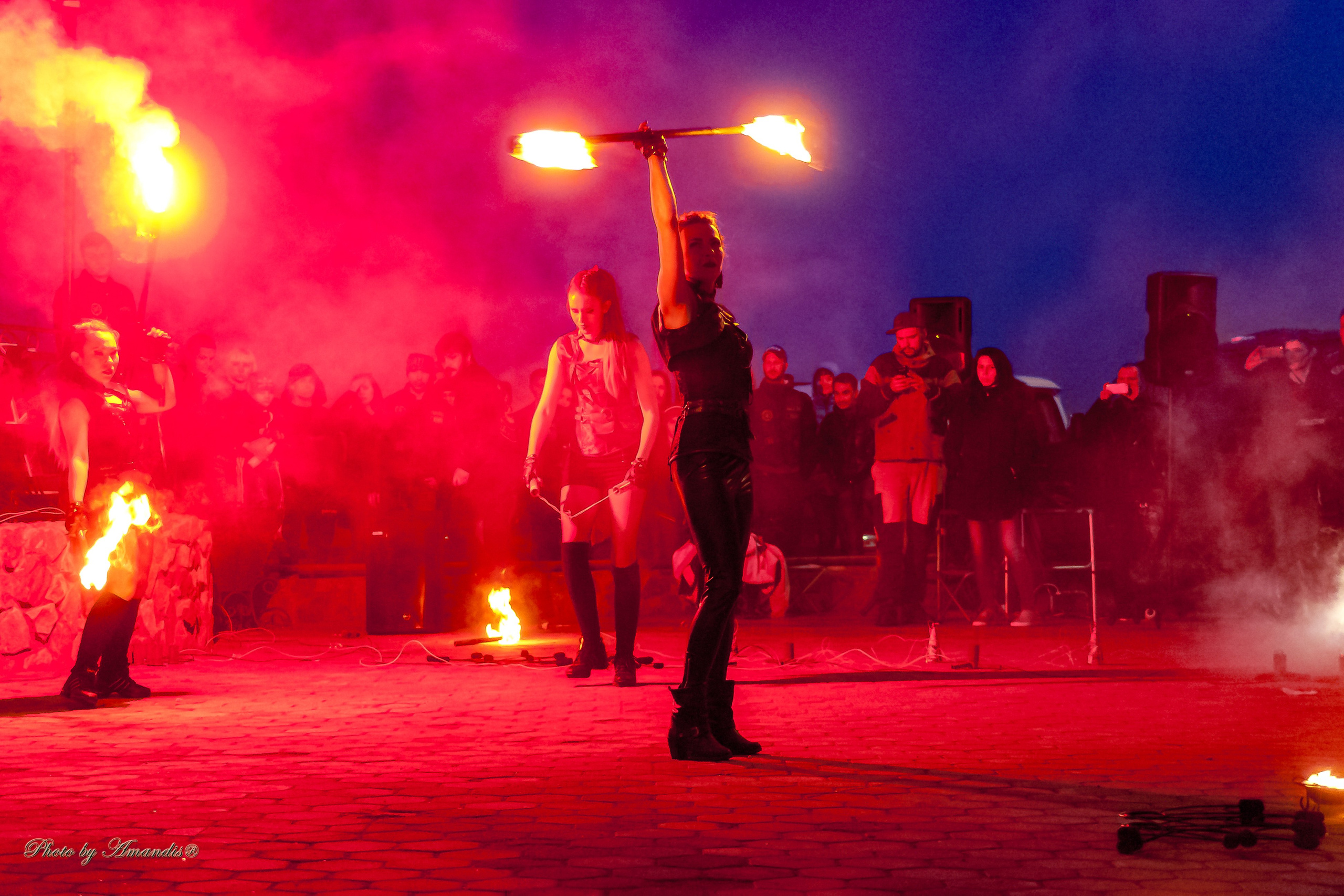 Огненное шоу у памятника «Здесь начинается Россия». Камчатка. Май 2017. Репортажная съемка в Москве и области. Анималистика