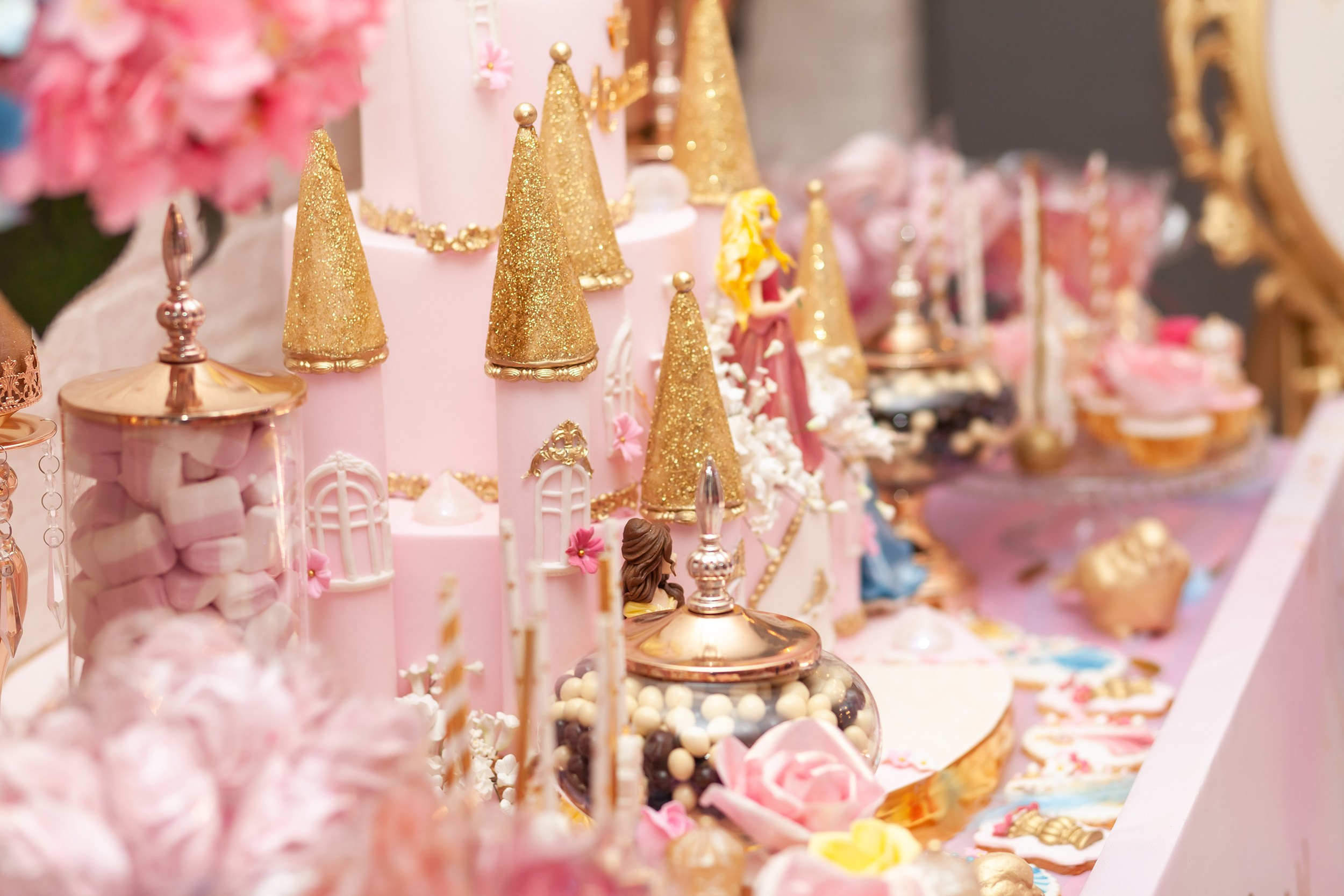 Предметное фото сладкого стола на дне рождения