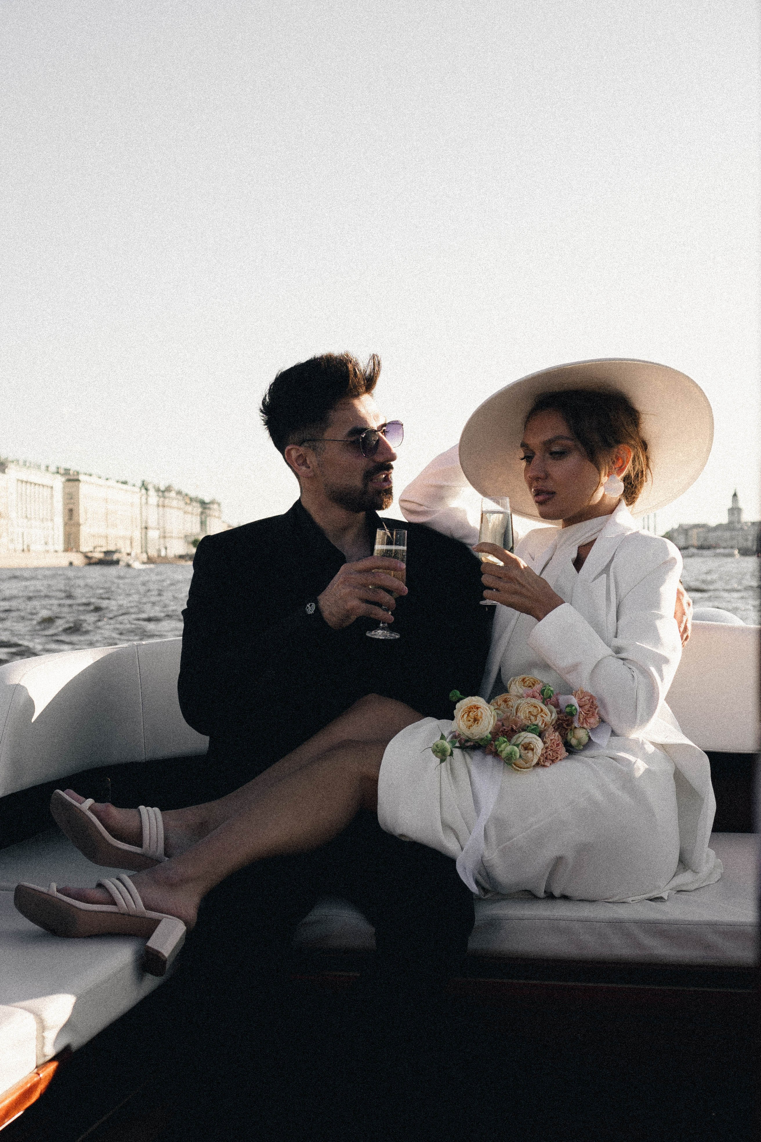 СВАДЕНБНАЯ СЬЕМКА НА КАТЕРЕ ПО КАНАЛАМ САНКТ-ПЕТЕРБУРГА И В АКВАТОРИИ НЕВЫ. Профессиональный фотограф, Санкт-Петербург — Виктория Богомолова