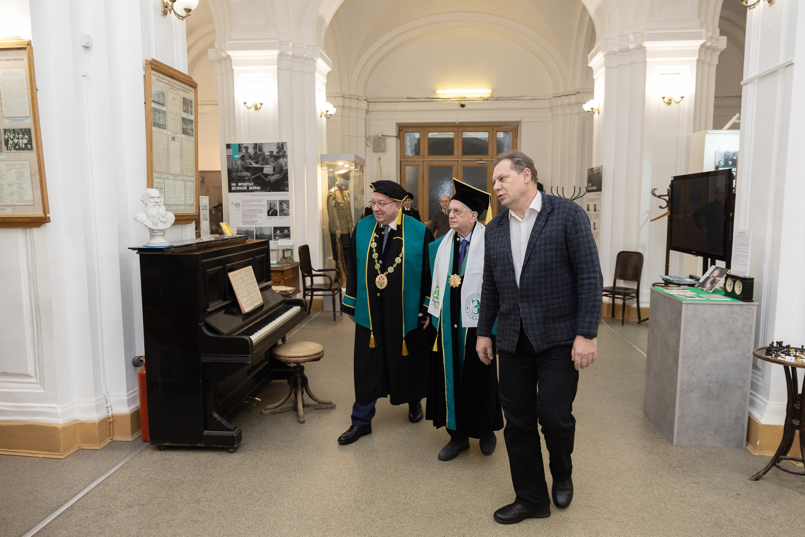 Вручения Мантия Почётного доктора директору Эрмитажа Михаилу Пиотровскому. Cup of Bib