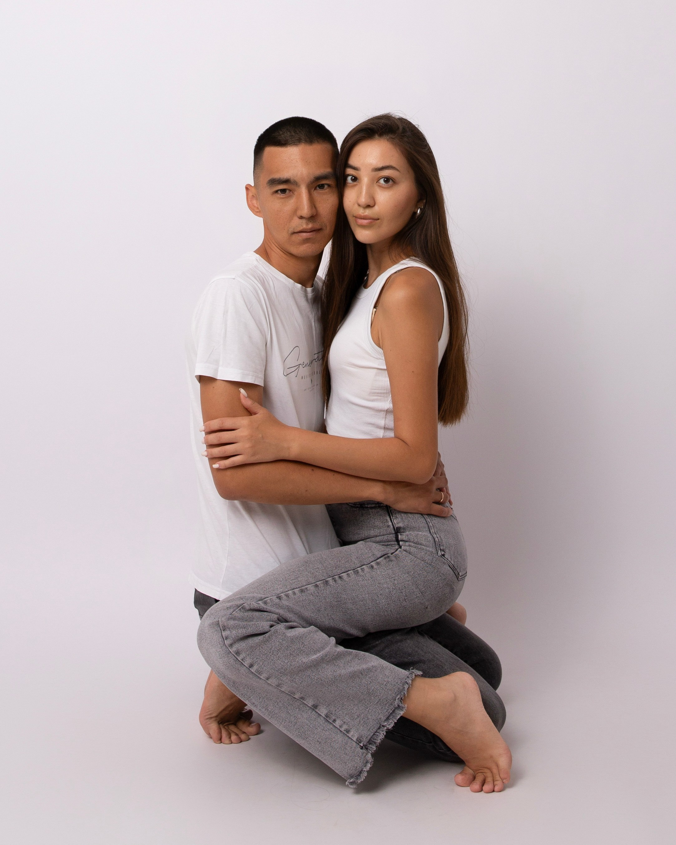 молодая пара в белом и джинсах на фотосессии в стиле love story