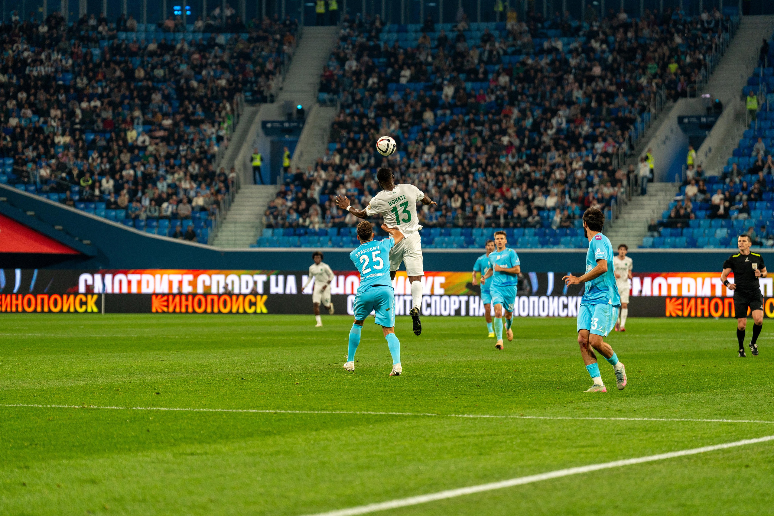 Репортажный кадр матча Зенит–Ахмат, спорт-съемка в Петербурге