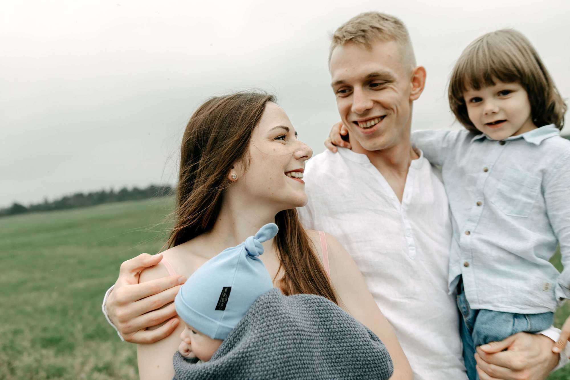 Семейная фотосессия в поле. Семейный фотограф Маша Тимофеева | Москва