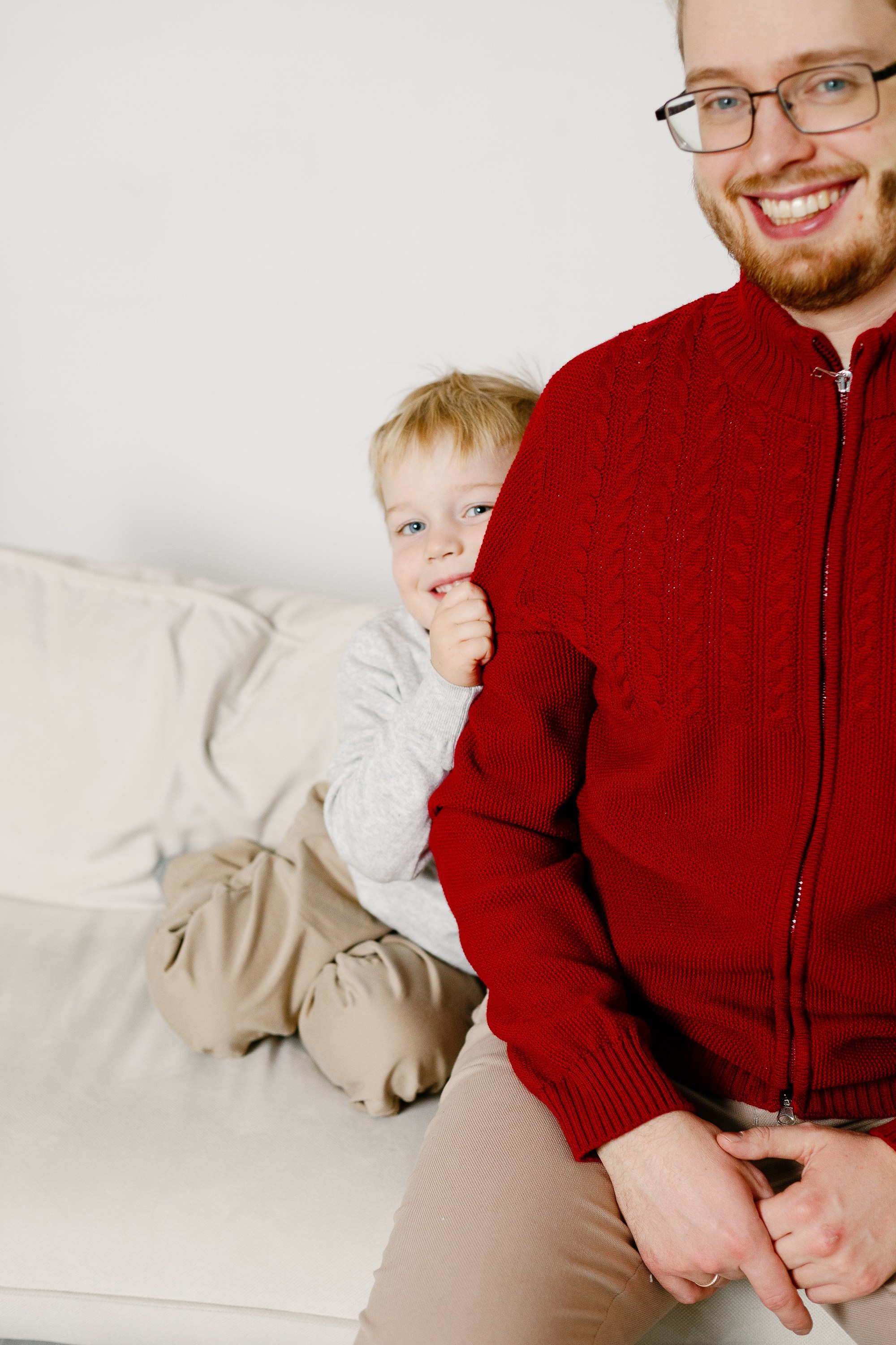 Фотограф на семейную фотосессию в студии на новый год