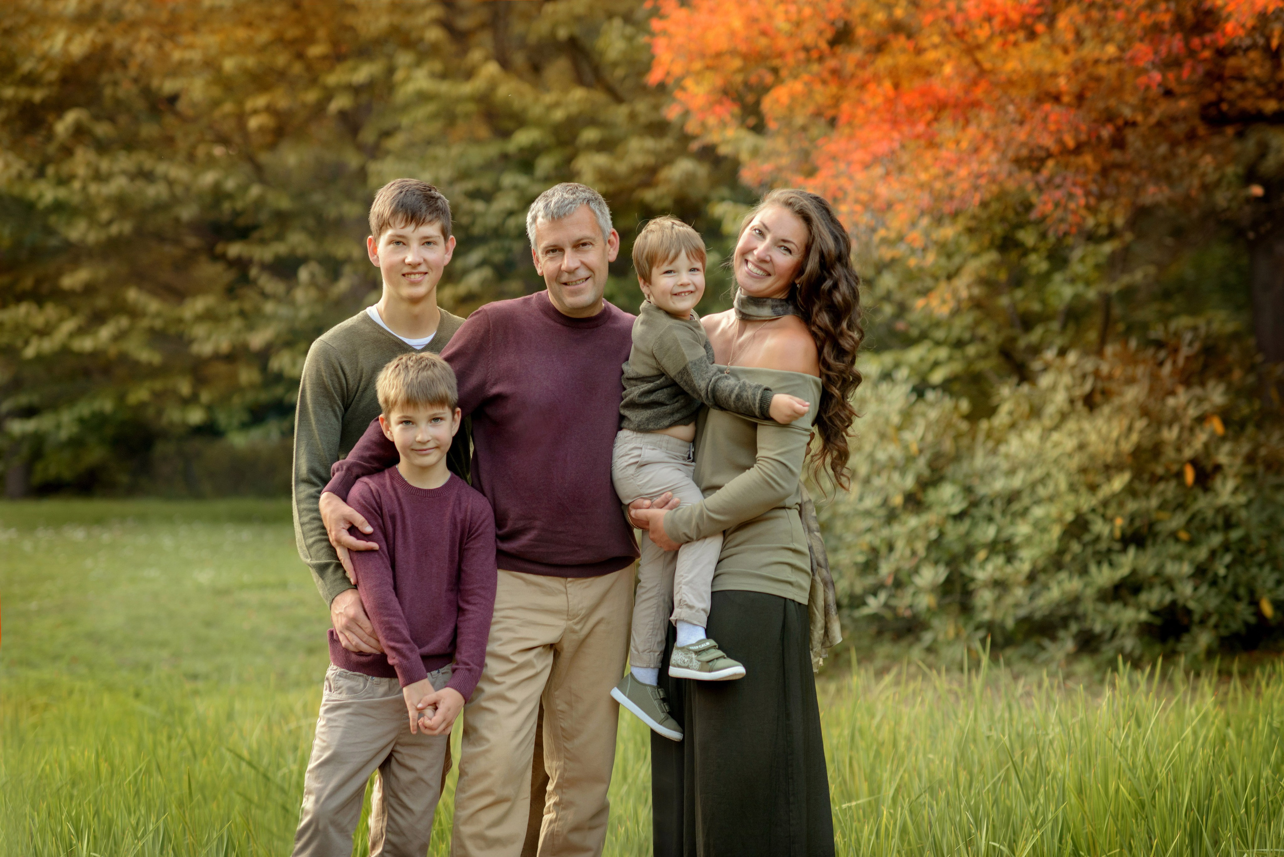 Family photo shoot , walk in the autumn park, family and golden fall (Photographer in Edinburgh Elena Carruthers)