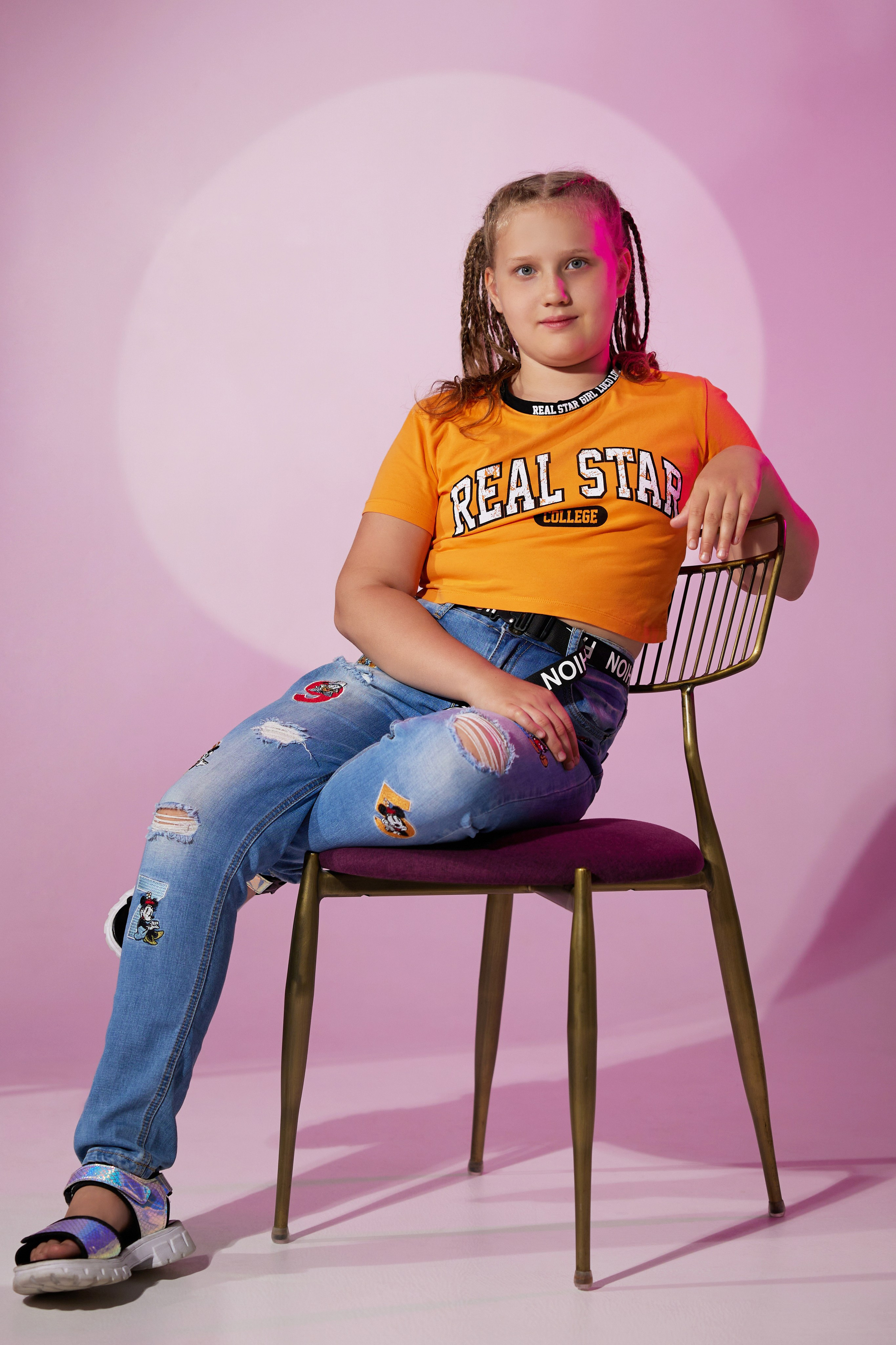 Портрет на цветной стене с рисунком «Гобо». Правильный Выпускной Альбом