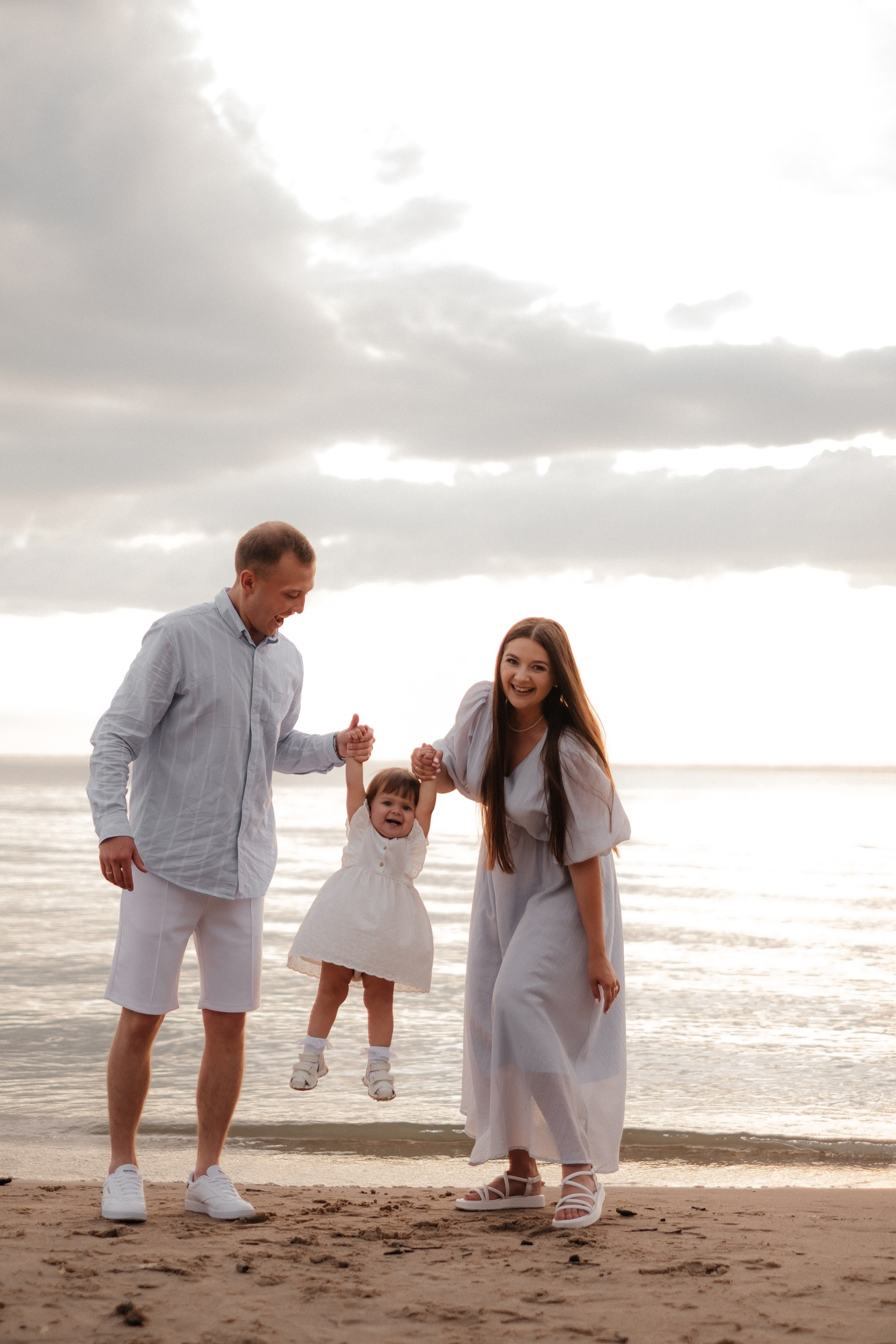 Алина, Ярослав и Тая на берегу. Фотограф в Новосибирске Диана Ильиных