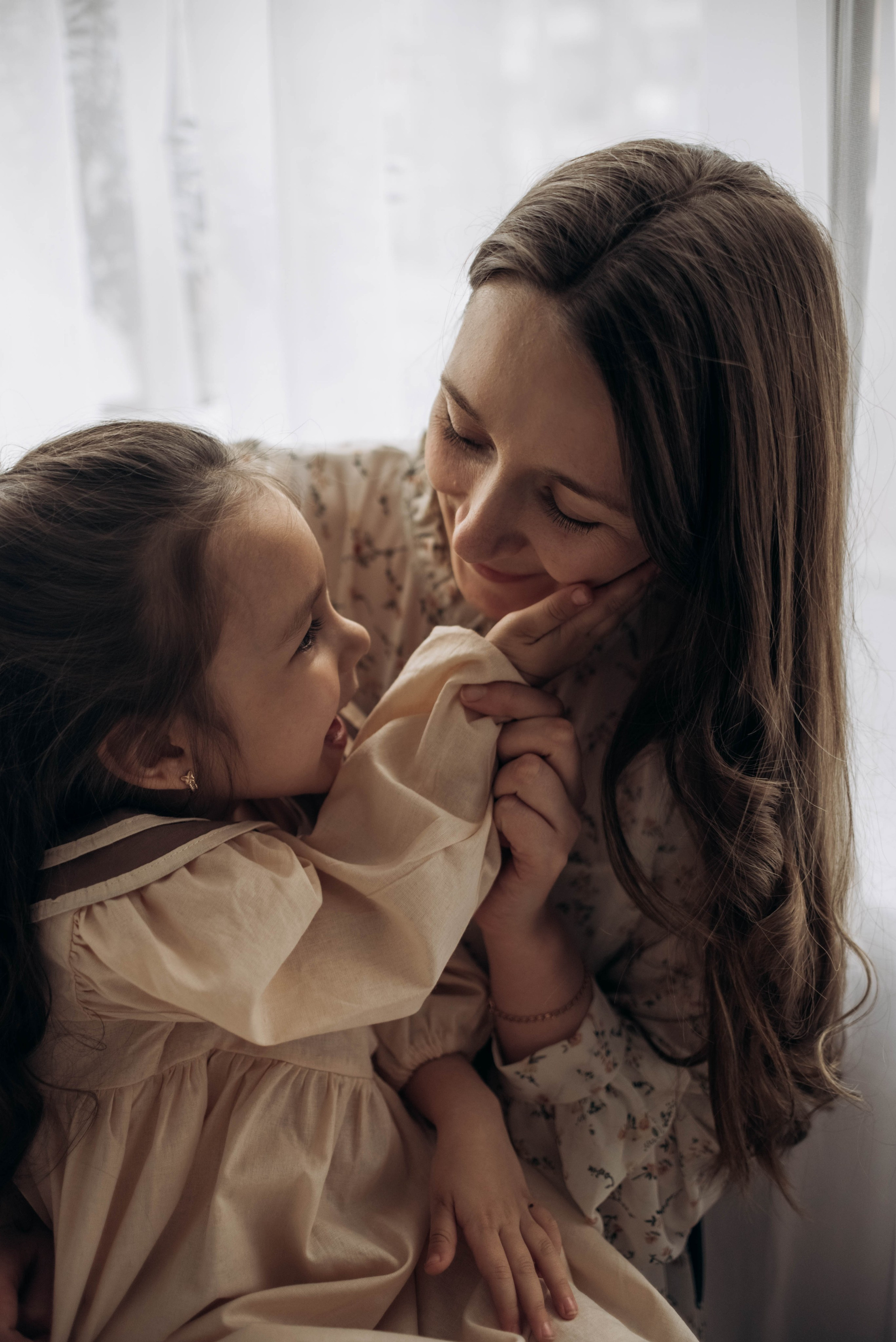Домашняя фотосессия для мамы и дочек, с цветами, весной, к 8 марта. Семейный фотограф в Железнодорожном Масаева Елена