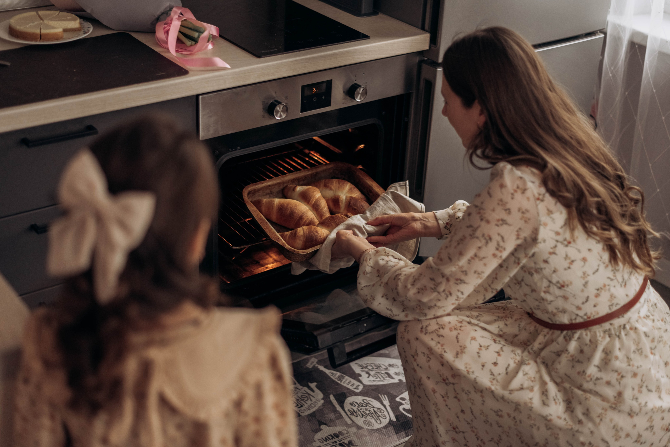 Домашняя фотосессия для мамы и дочек, с цветами, весной, к 8 марта. Семейный фотограф в Железнодорожном Масаева Елена