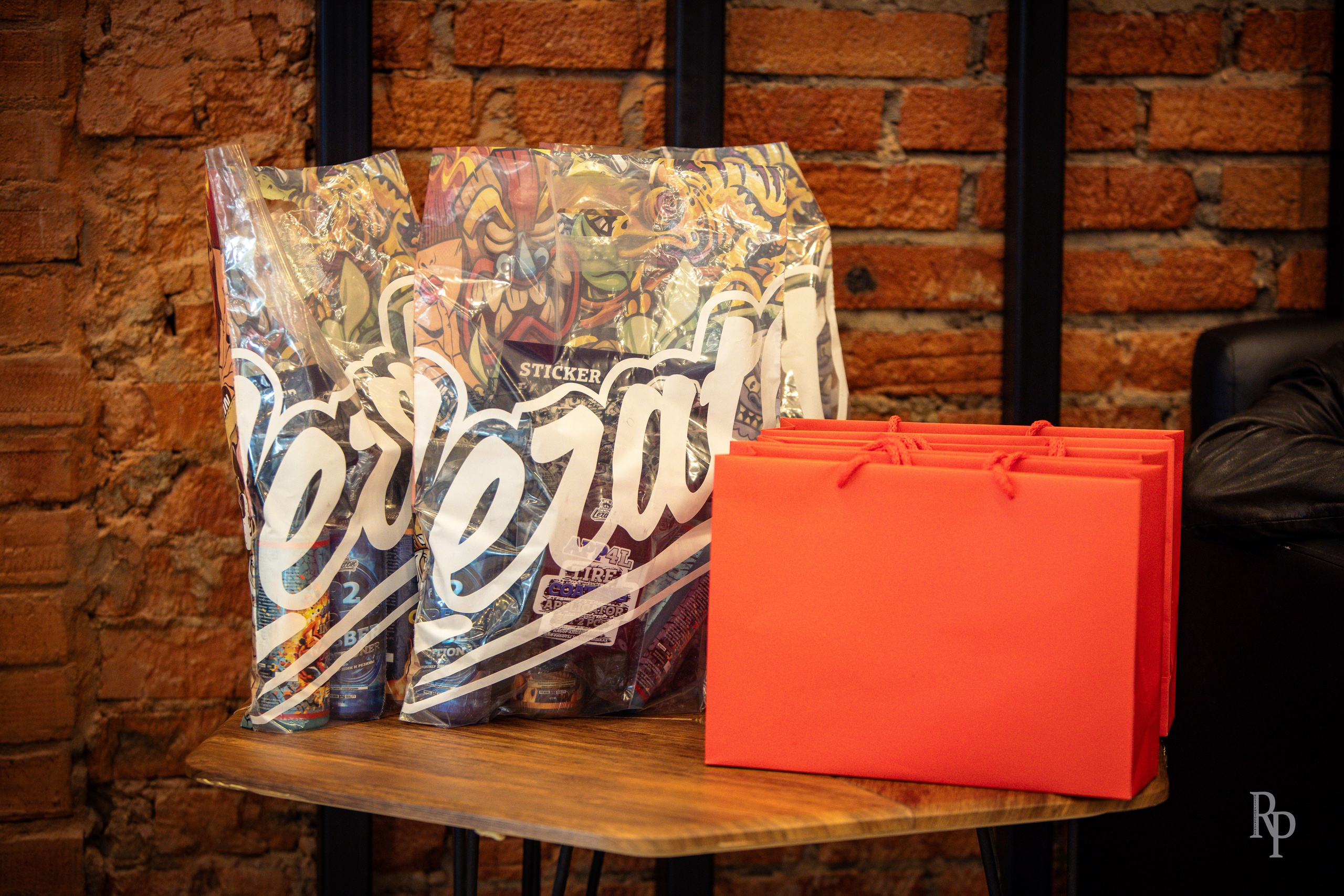 SHOWDOWN. Rusty Photographer