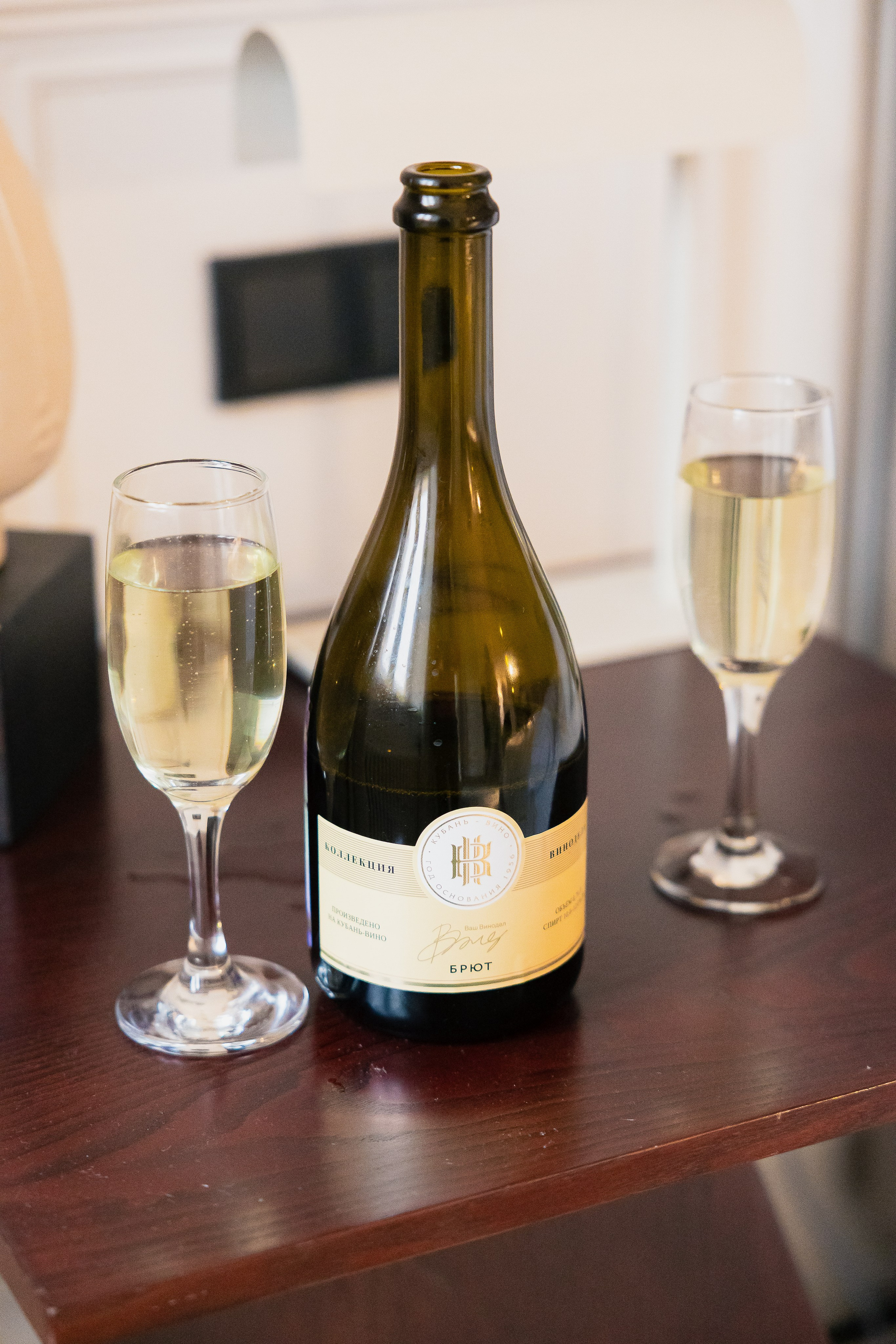 Утро жениха и невесты в отеле. Свадебный и семейный фотограф в Москве Красинская Мария