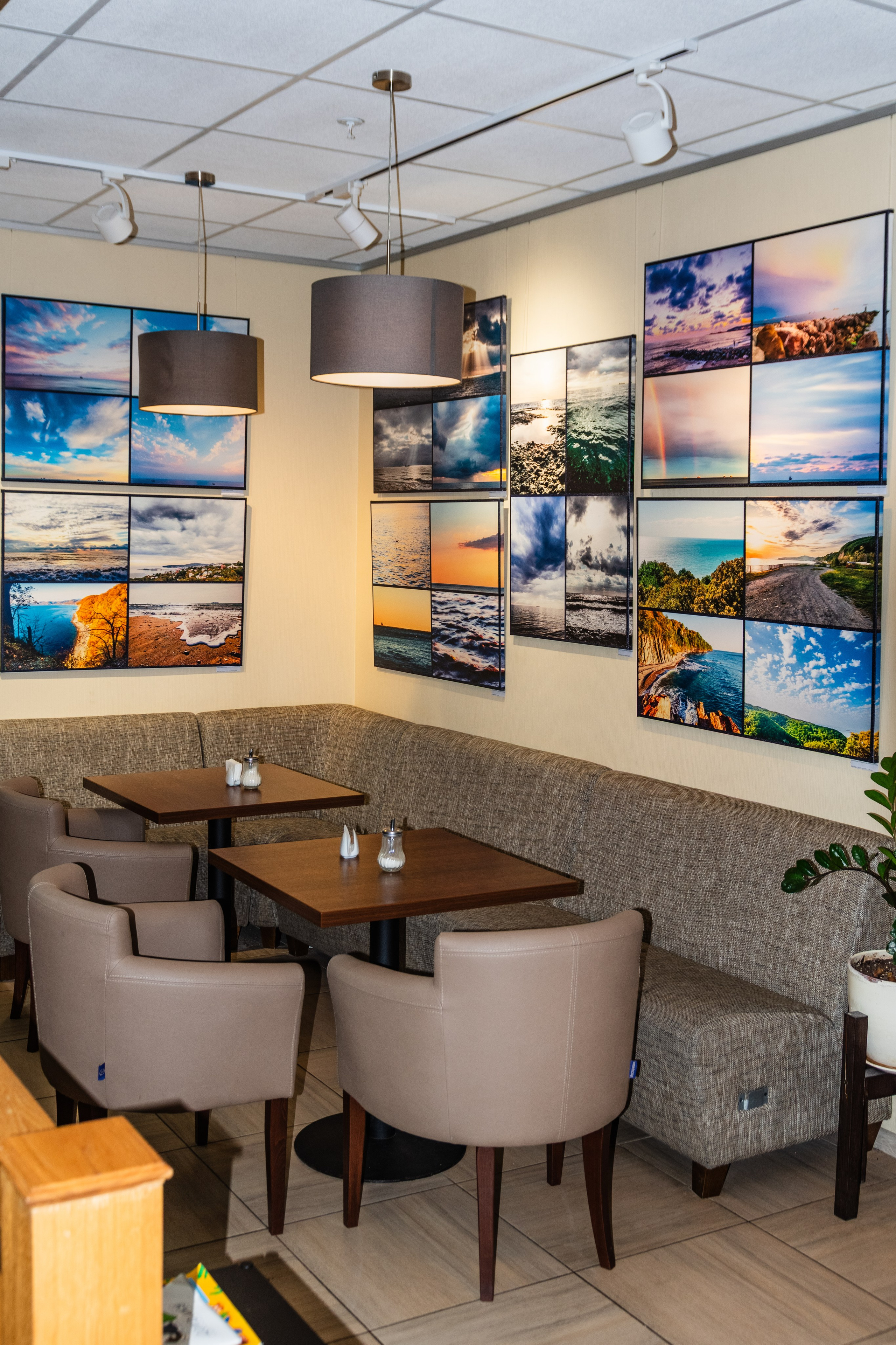 Фотовыставка в Доме книги Абракнигабра (Тверь). Фотограф — оформитель. Москва — Тверь