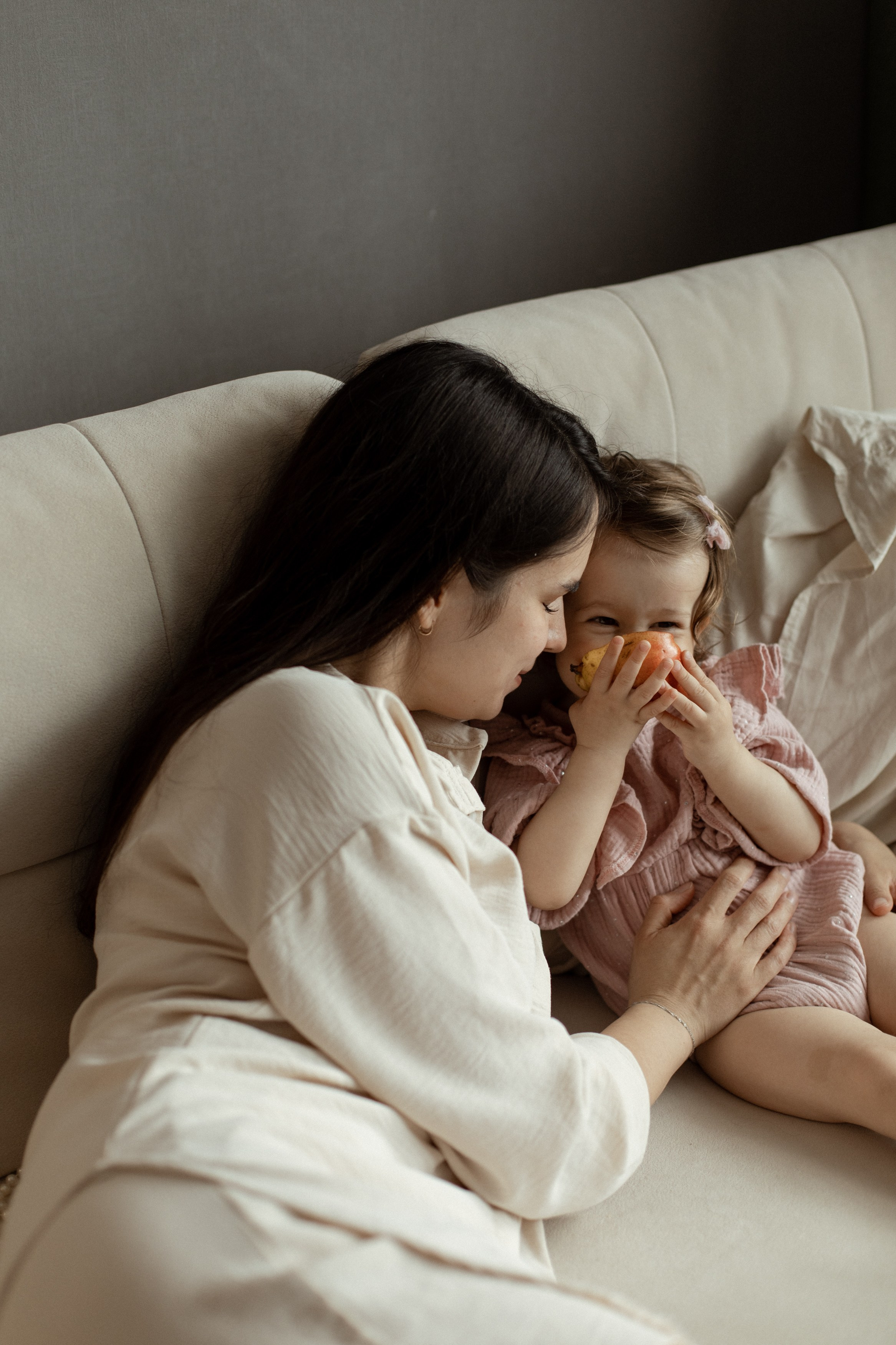 Домашняя фотосессия мама и дочка. Семейный фотограф Челябинск