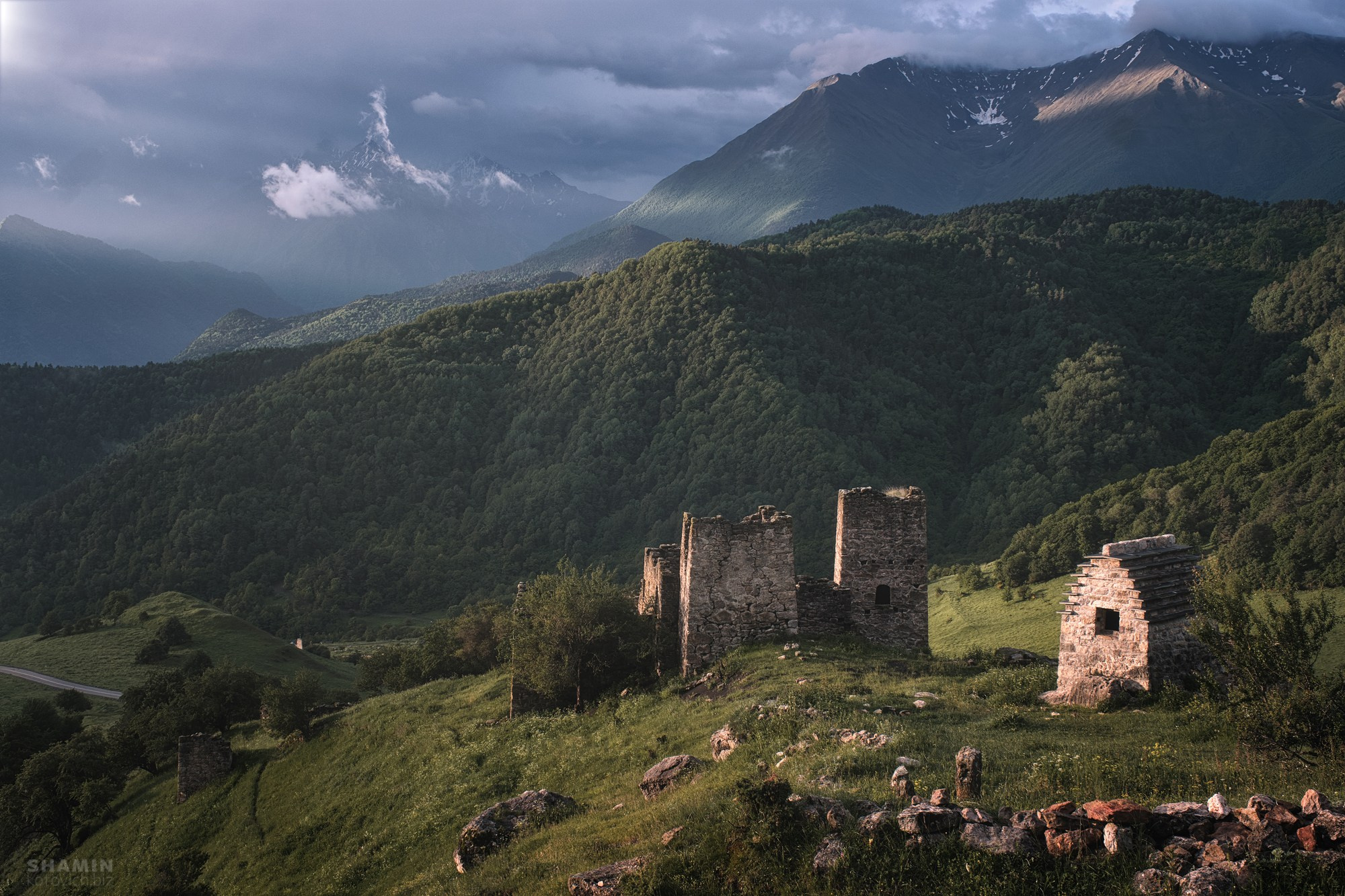 Пейзажи Ингушетии: горные хребты, башенные комплексы, долины и облака, снятые фотографом Константином Шаминым. Атмосферные кадры, передающие дух Кавказа, древнюю архитектуру и красоту природы Ингушетии. Фотограф Константин Шамин