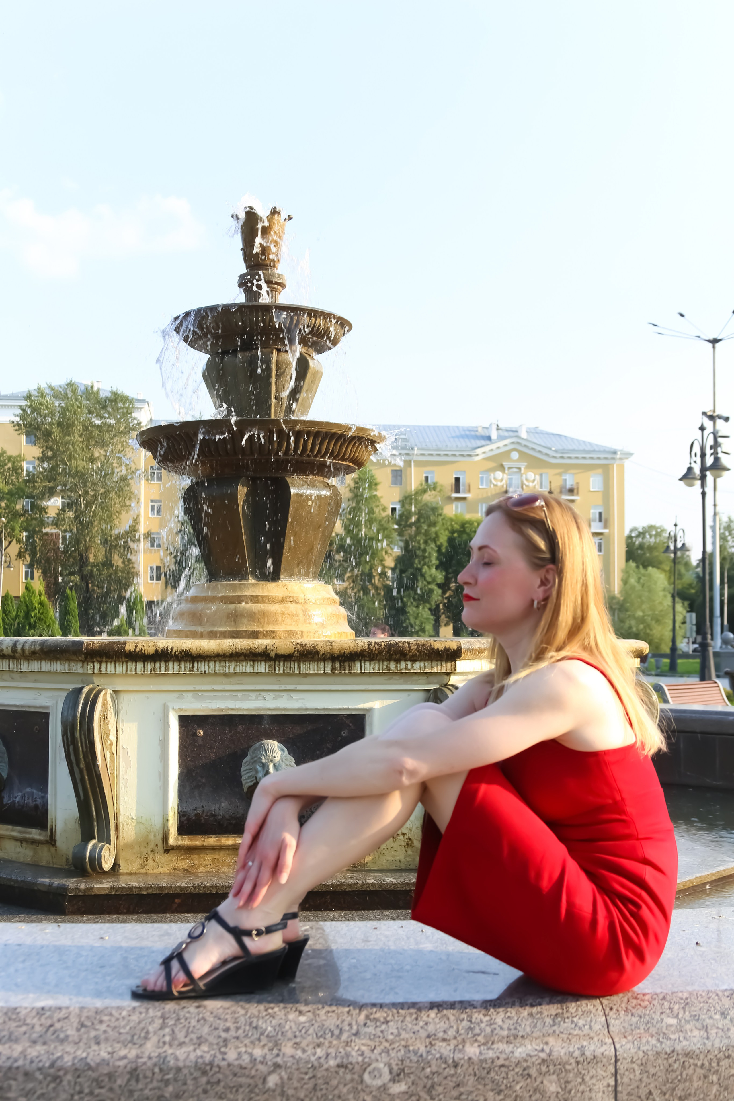 Маша на прогулке летом. Фотограф Пермь. Фотосессия в фотостудии Перми и на свежем воздухе