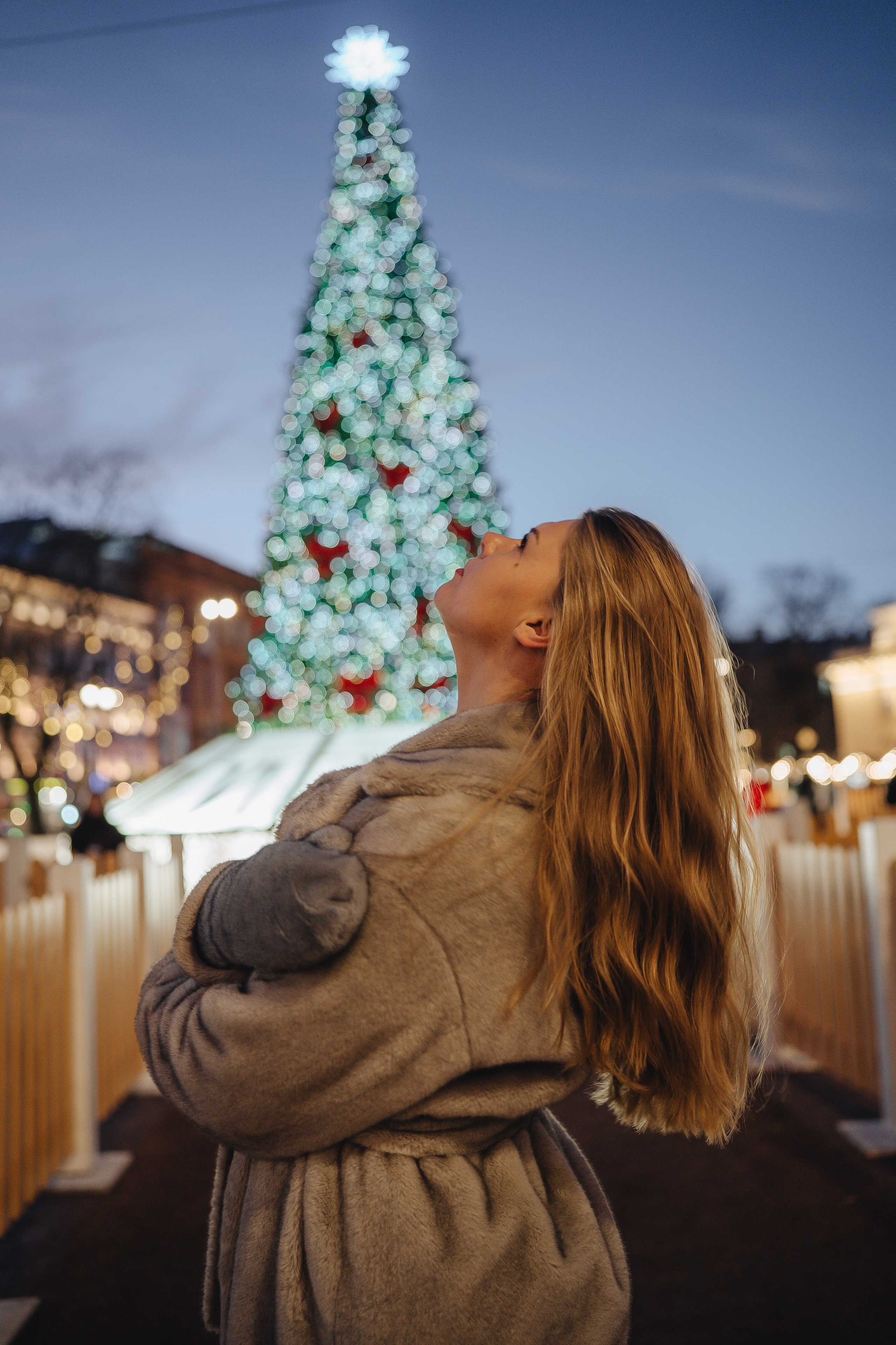 ПРОГУЛКА НА МАНЕЖНОЙ ПЛОЩАДИ ДЛЯ ДЕВУШКИ ПЕРЕД НОВЫМ ГОДОМ (НОВОГОДНЯЯ ФОТОСЕССИИЯ НА МАНЕЖНОЙ ПЛОЩАДИ). Профессиональный фотограф, Санкт-Петербург — Виктория Богомолова