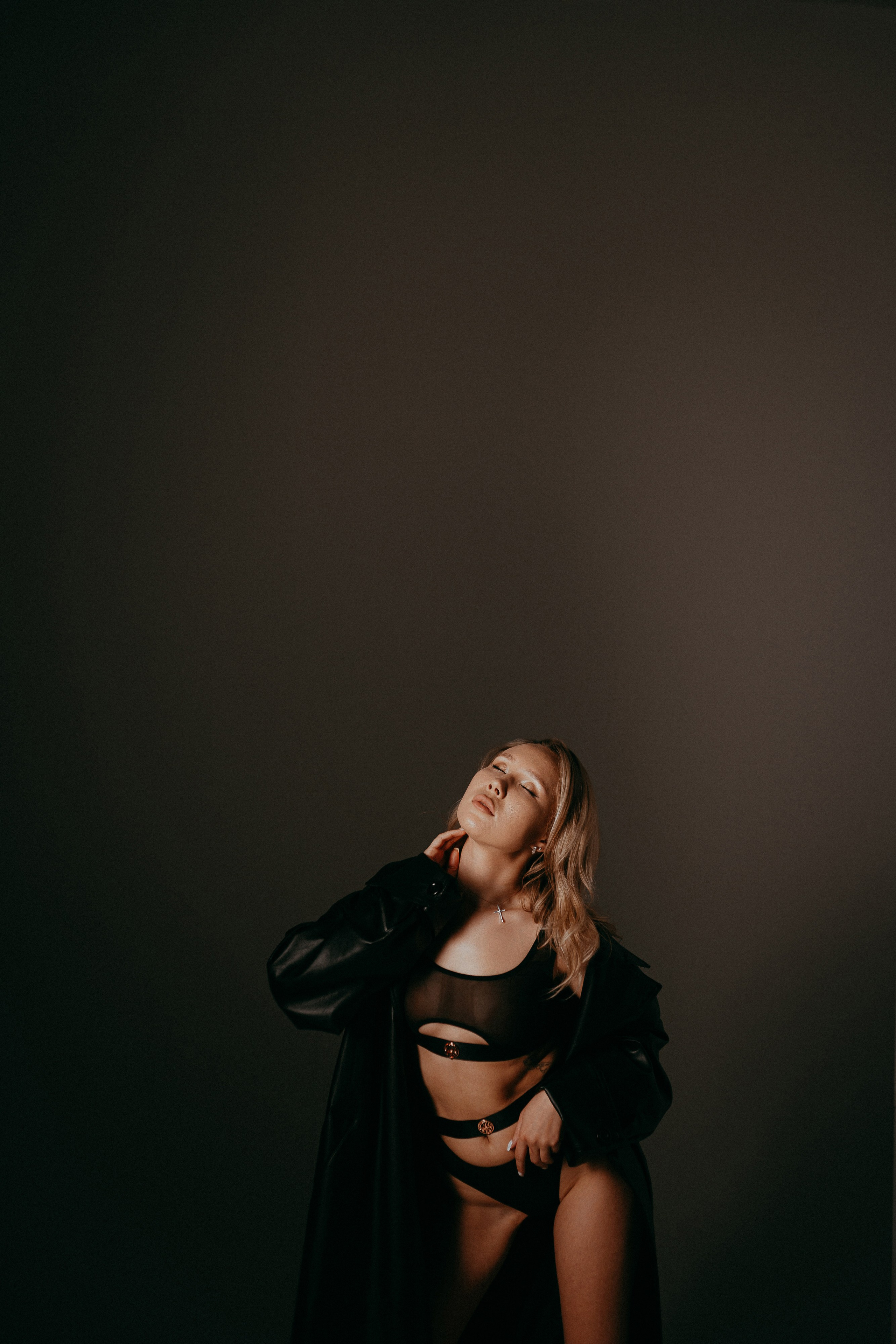 Съёмка в плаще. Фотограф Алексей Кутырёв