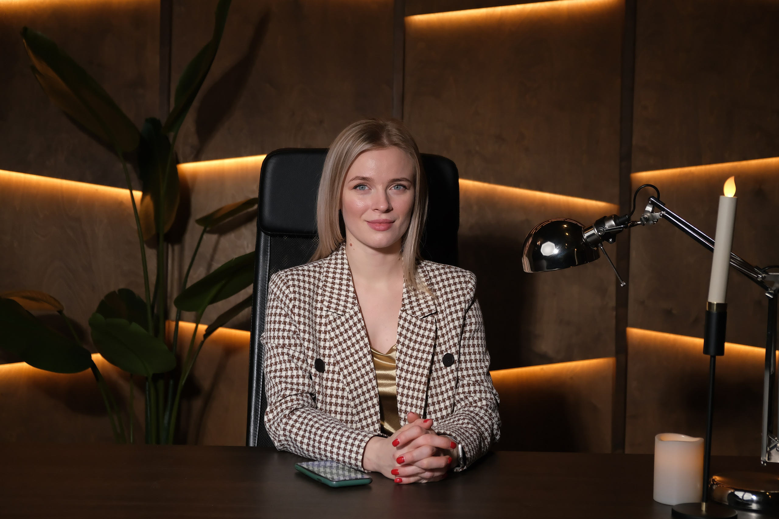 Женская фотосессия, портретная в студии в Москве. Фото-ВидеоПродакшен для экспертов и брендов