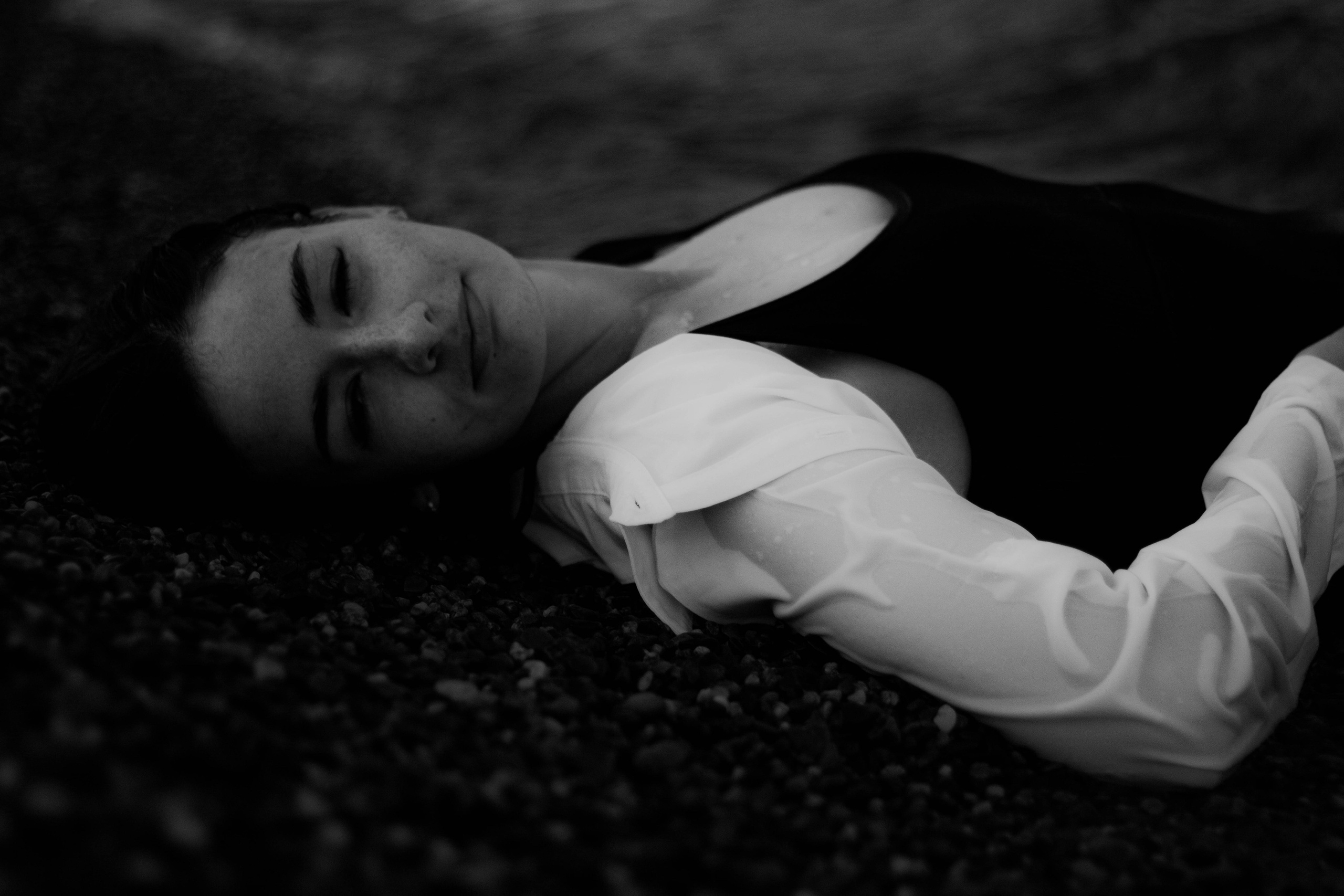 «Невесомость волн: девушка и море». Уличный фотограф Города N