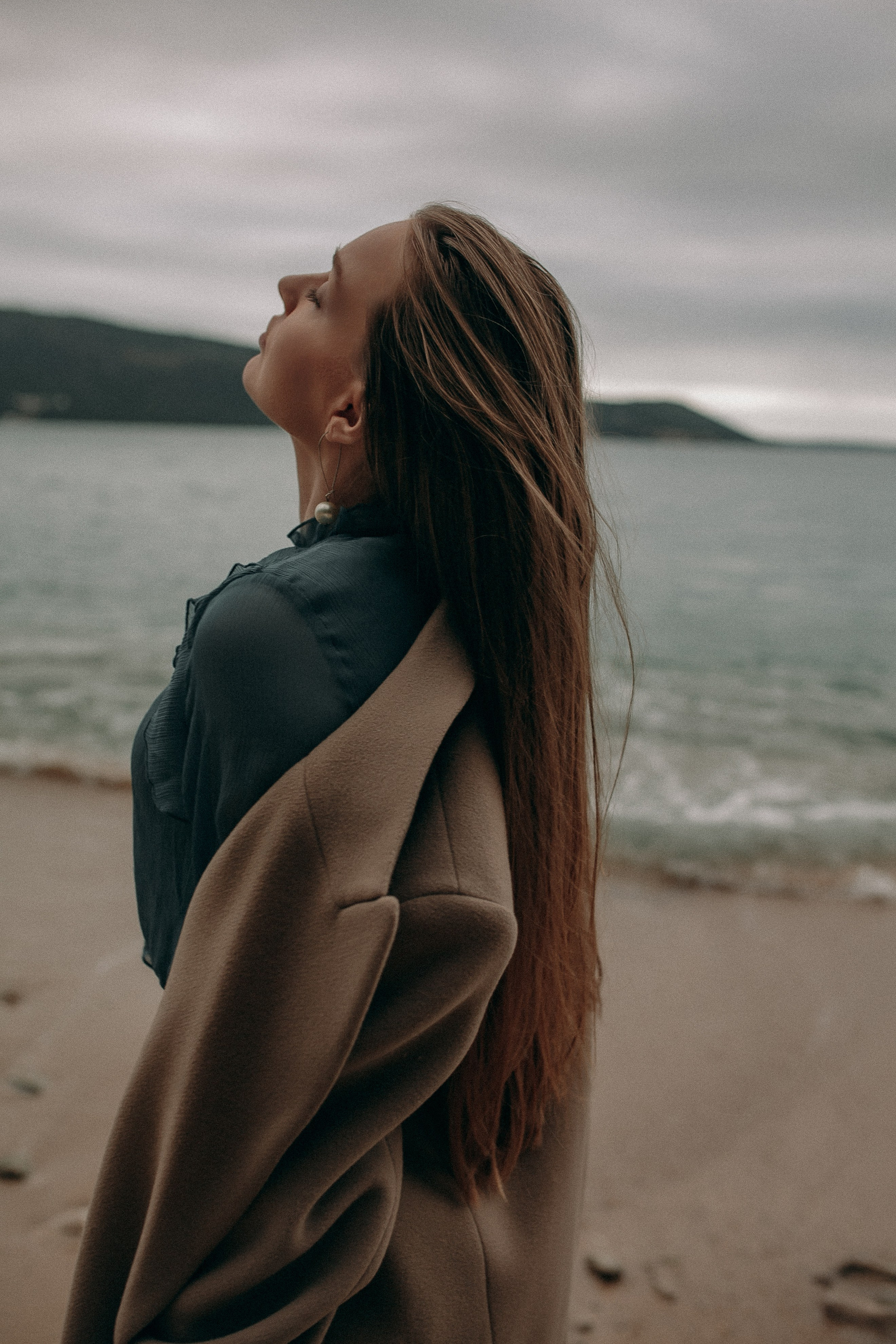 Женская фотосессия в пасмурную погоду. Спокойная женская фотосессия у моря в мягком рассеянном свете.