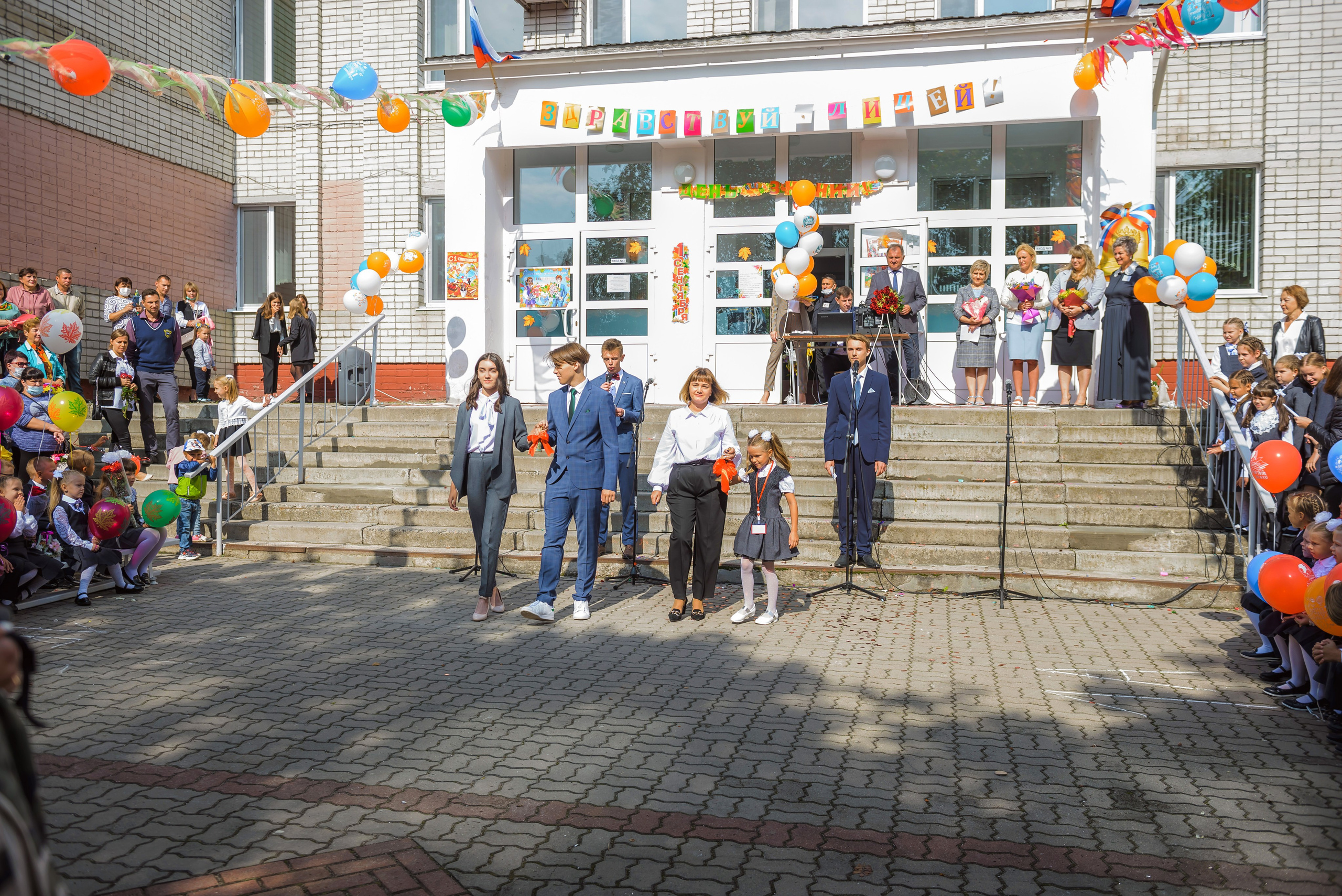 Линейка 11-е классы 2023. Фотограф Галина Лисанова, г. Брянск