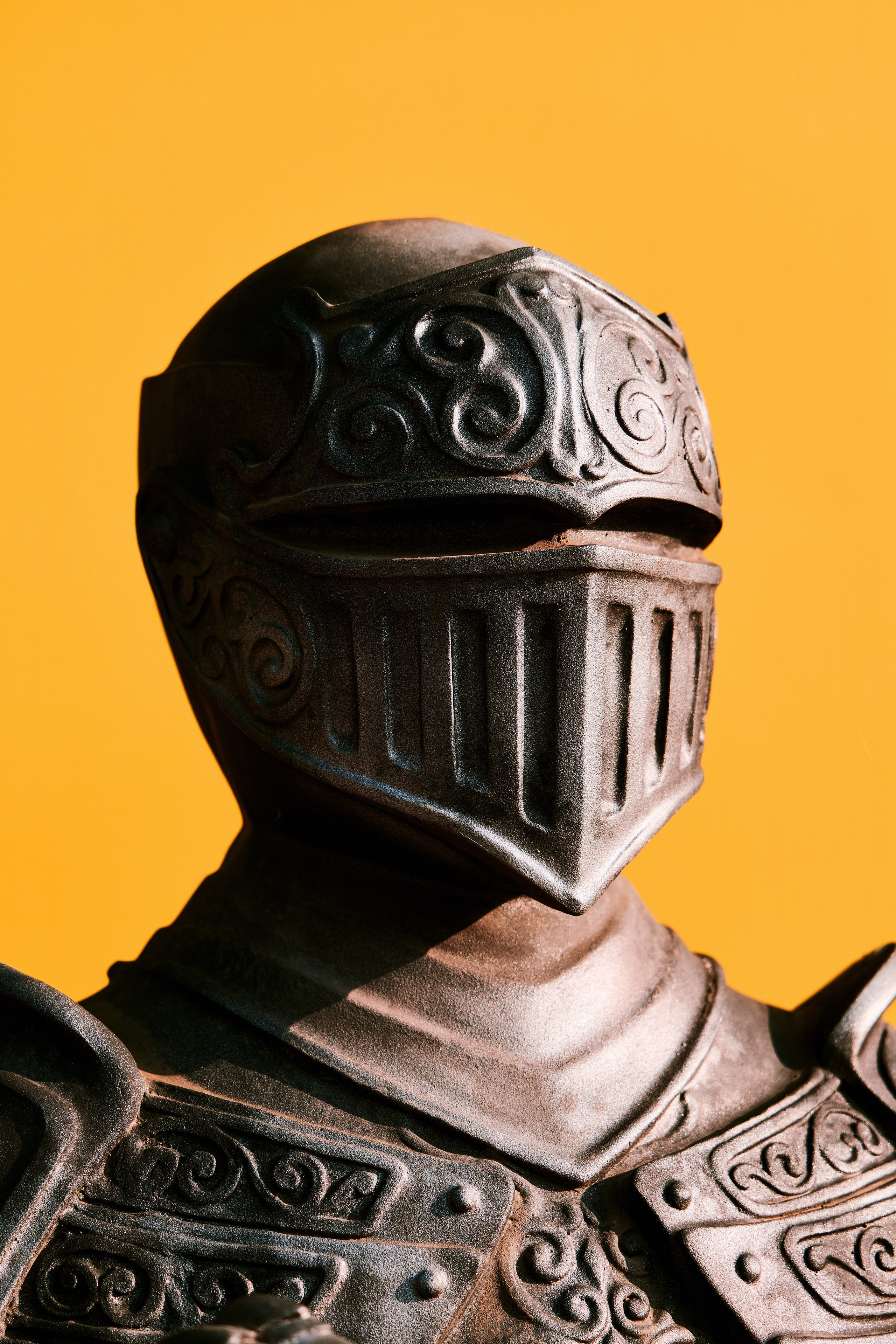 Фотография шлема рыцаря на оранжевом фоне для заметки о стрит фотосъёмке и поиске вдохновения 