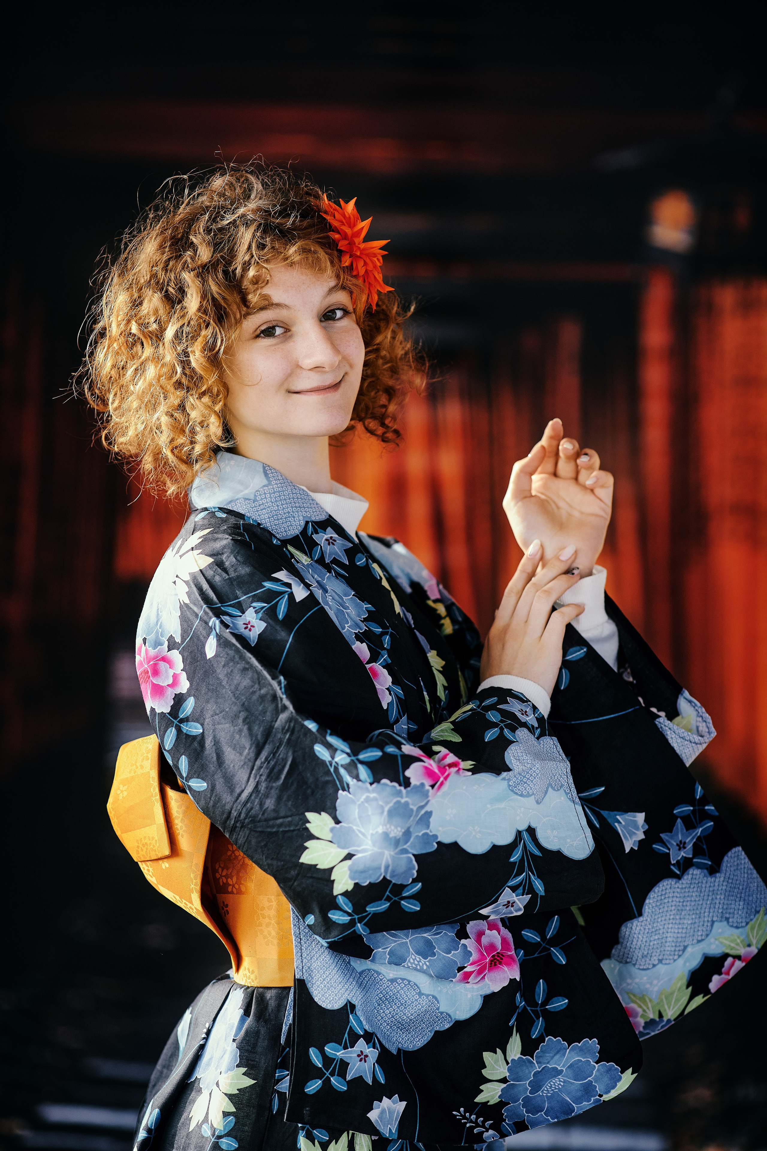 Подростковая фотосессия в кимоно с весёлой кудрявой девушкой в японском саду Эниси. Снимок сделан портретным и косплей фотографом в Находке Олегом Морозом.