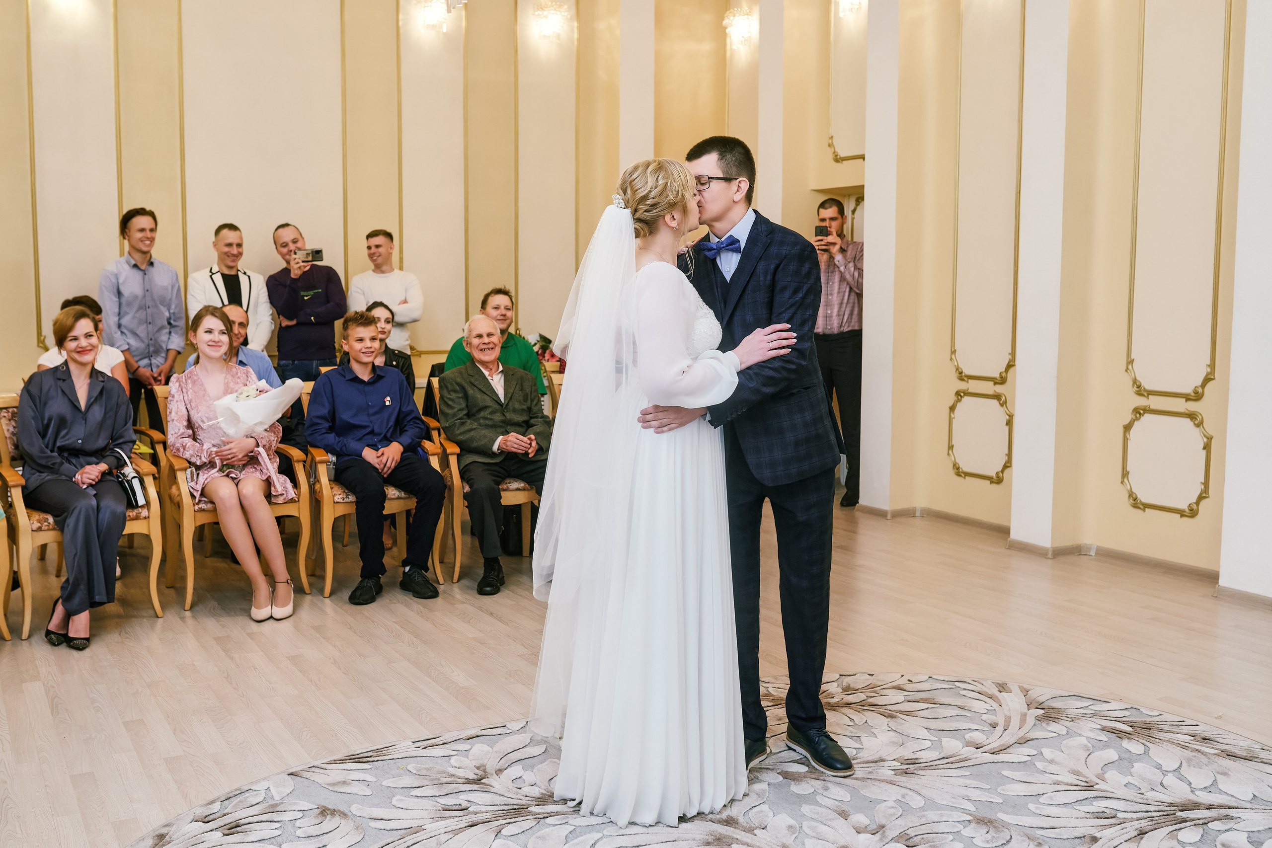 Поцелуй влюблённой пары в загсе в Находке