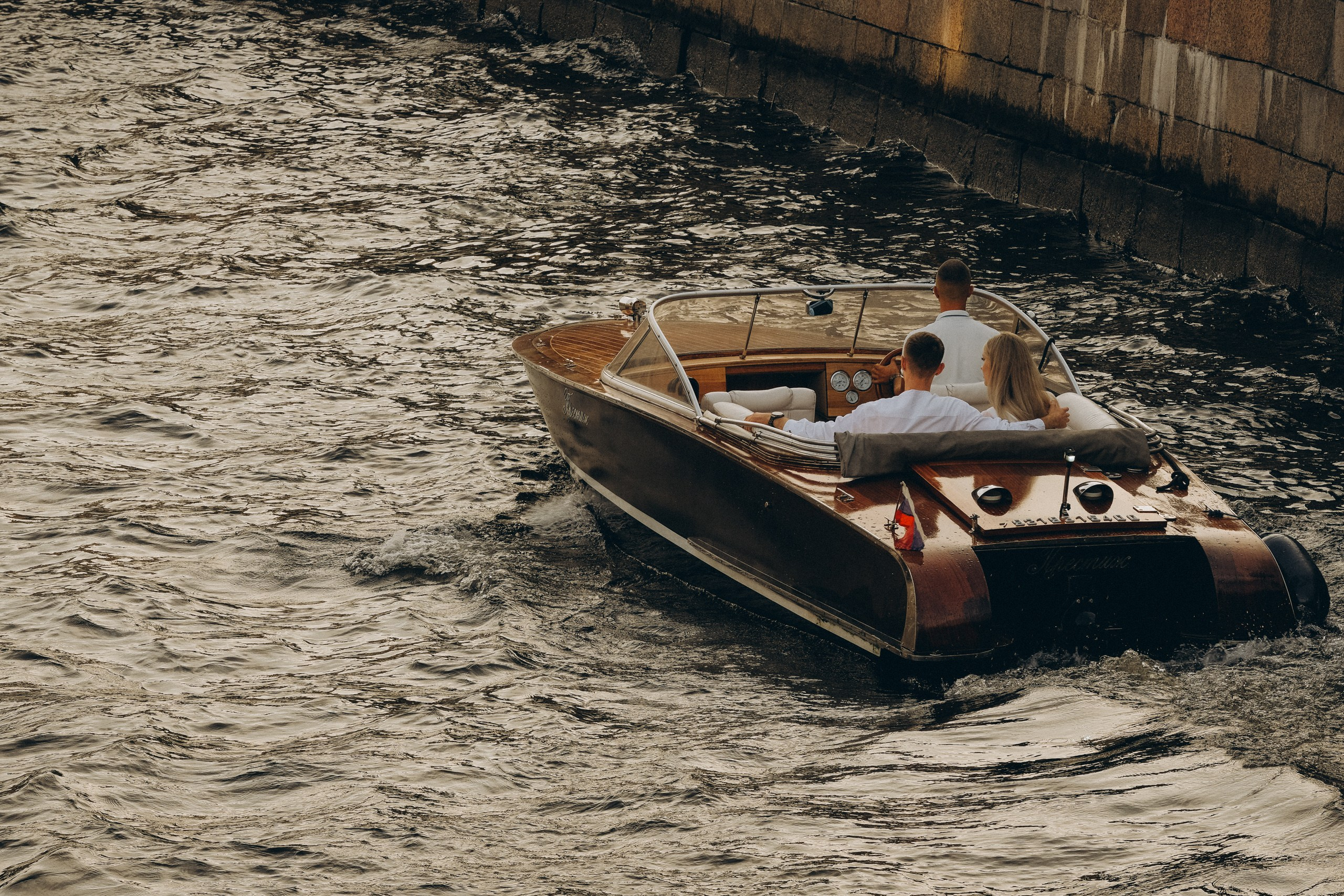 СВАДЕНБНАЯ СЬЕМКА НА КАТЕРЕ ПО КАНАЛАМ САНКТ-ПЕТЕРБУРГА И В АКВАТОРИИ НЕВЫ. Профессиональный фотограф, Санкт-Петербург — Виктория Богомолова